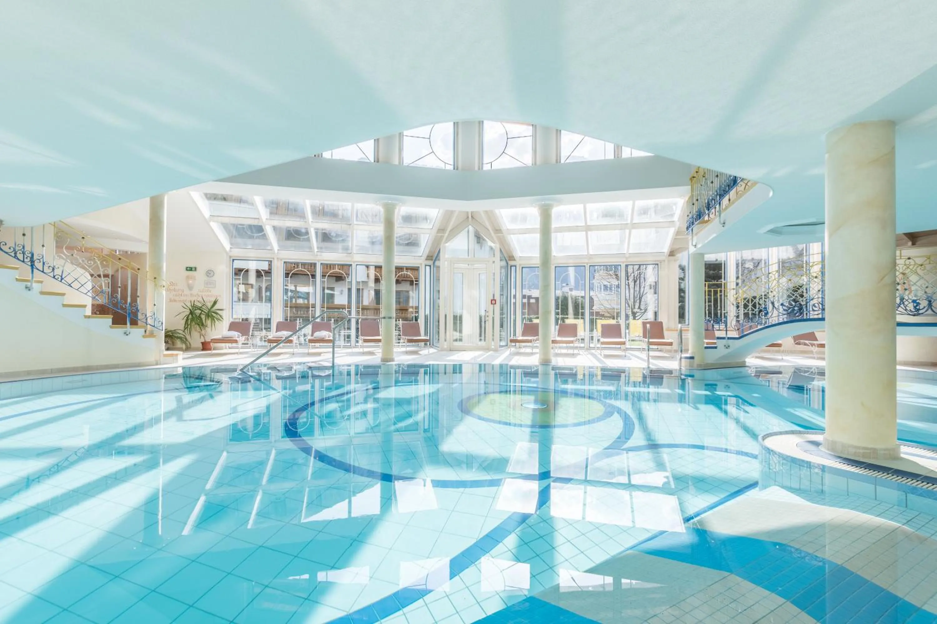 Swimming pool in Hotel Neue Post