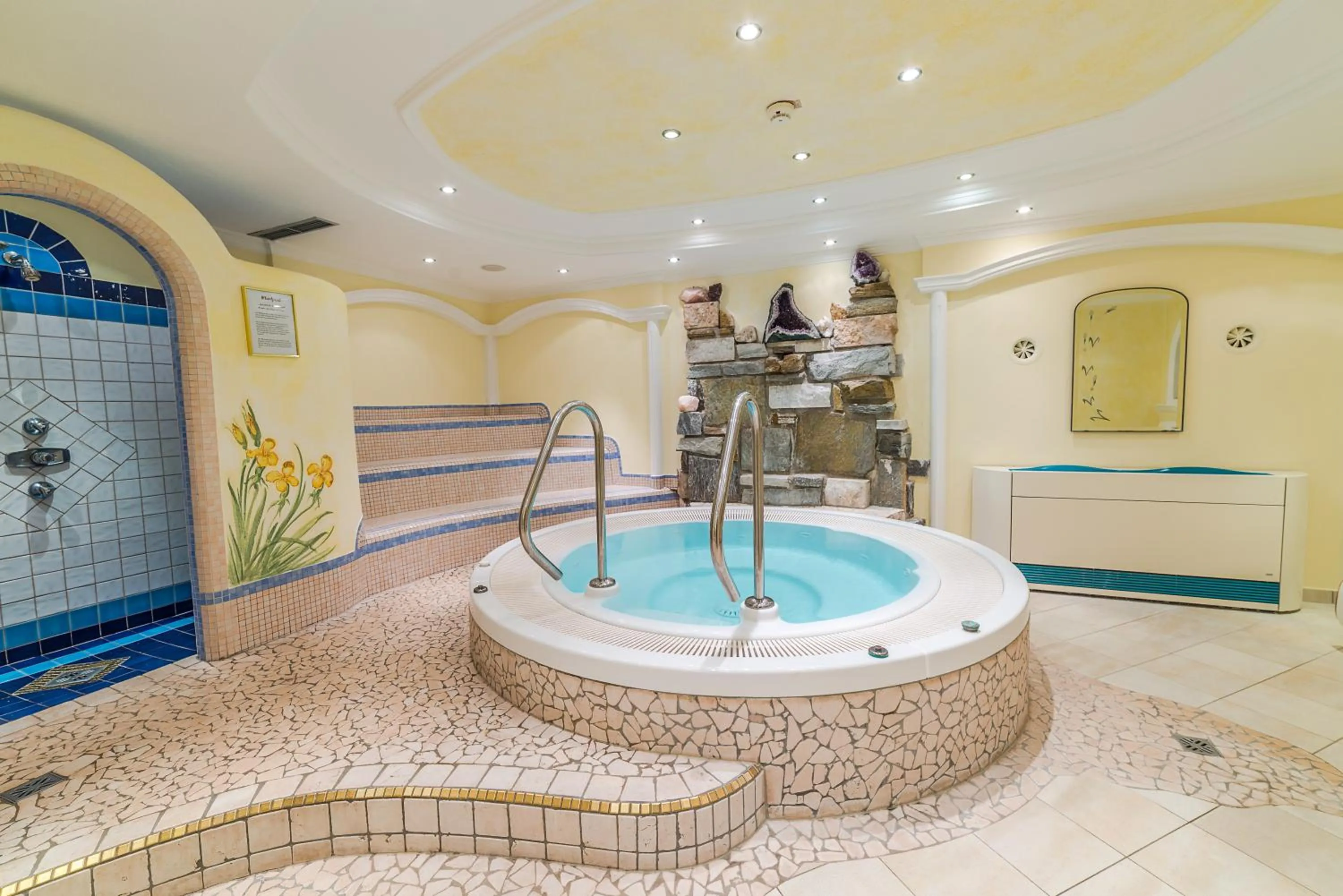 Hot Tub in Hotel Neue Post