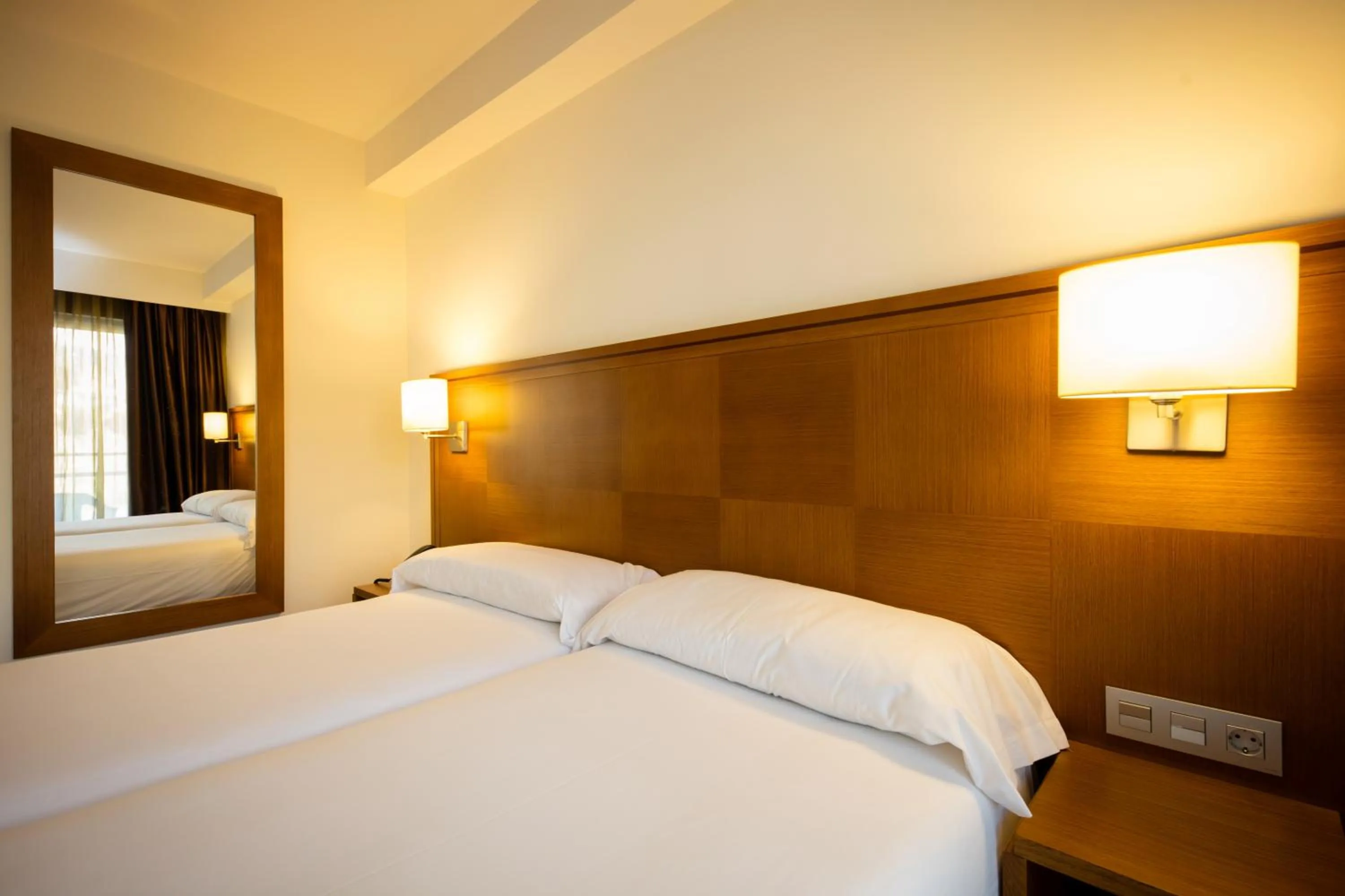 Bed in Hotel Thalasso Cantabrico Las Sirenas 4 Superior