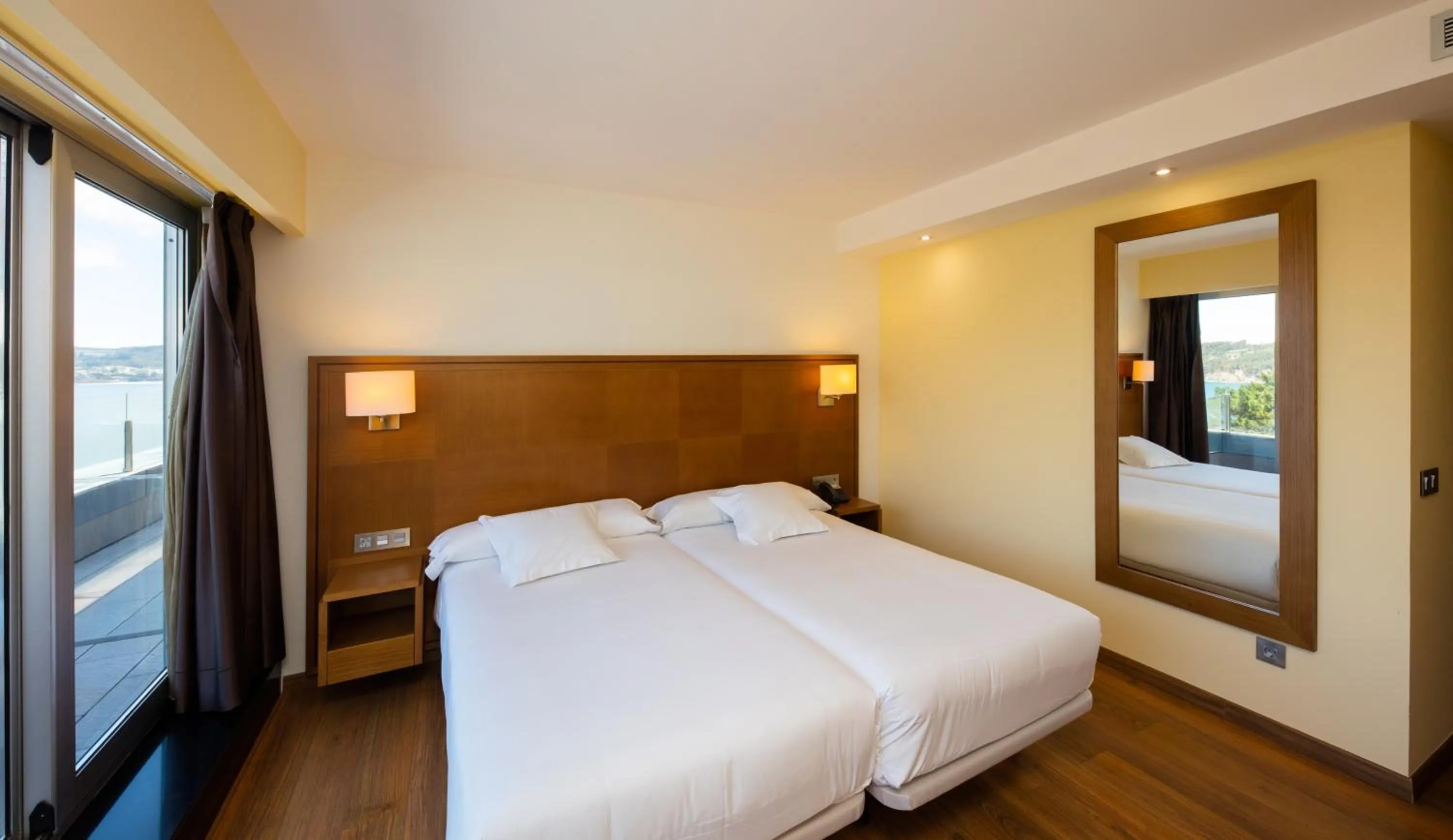 Bed in Hotel Thalasso Cantabrico Las Sirenas 4 Superior