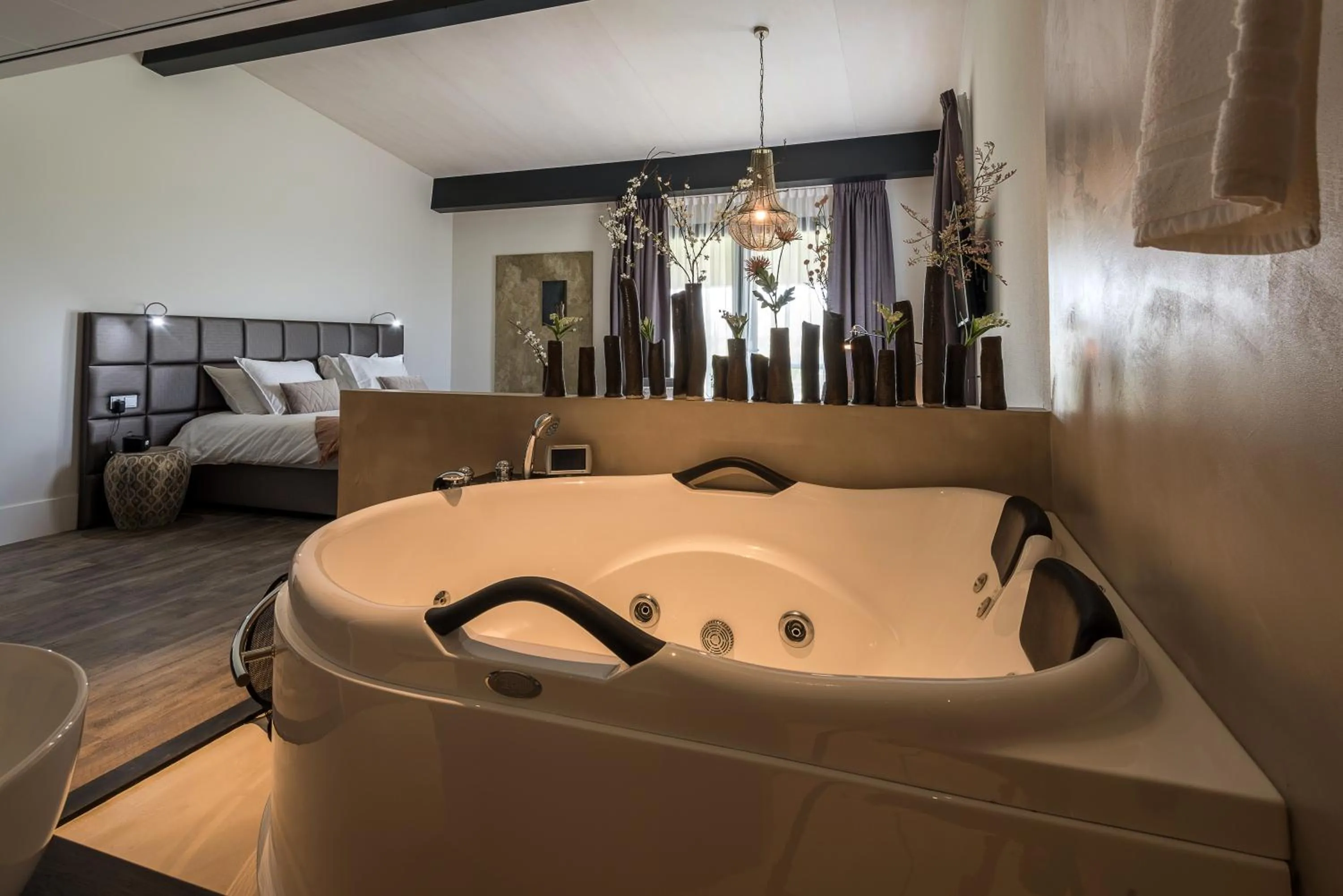 Hot Tub, Bed in Fruitpark Hotel & Spa