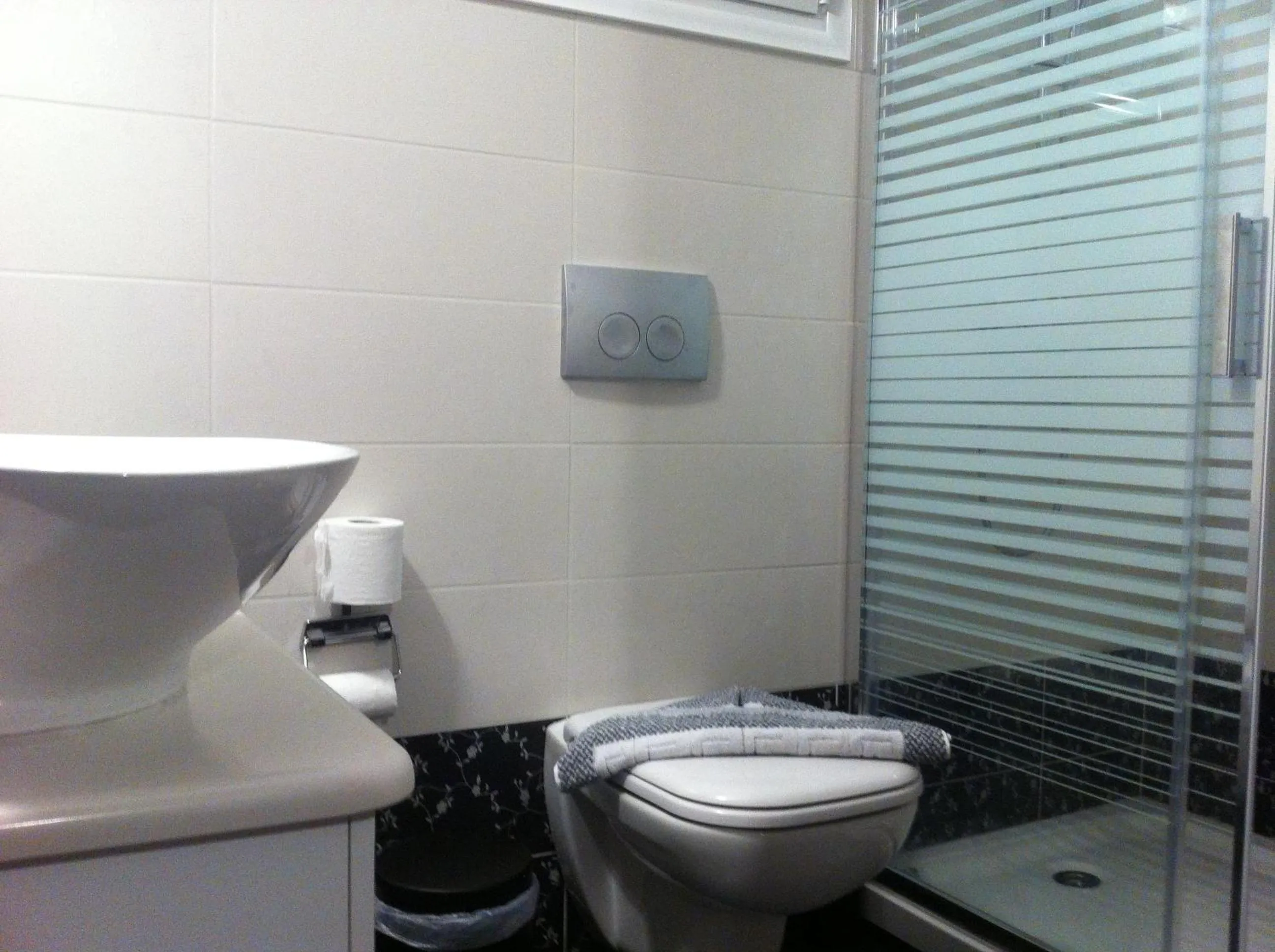 Toilet in Elektra Hotel