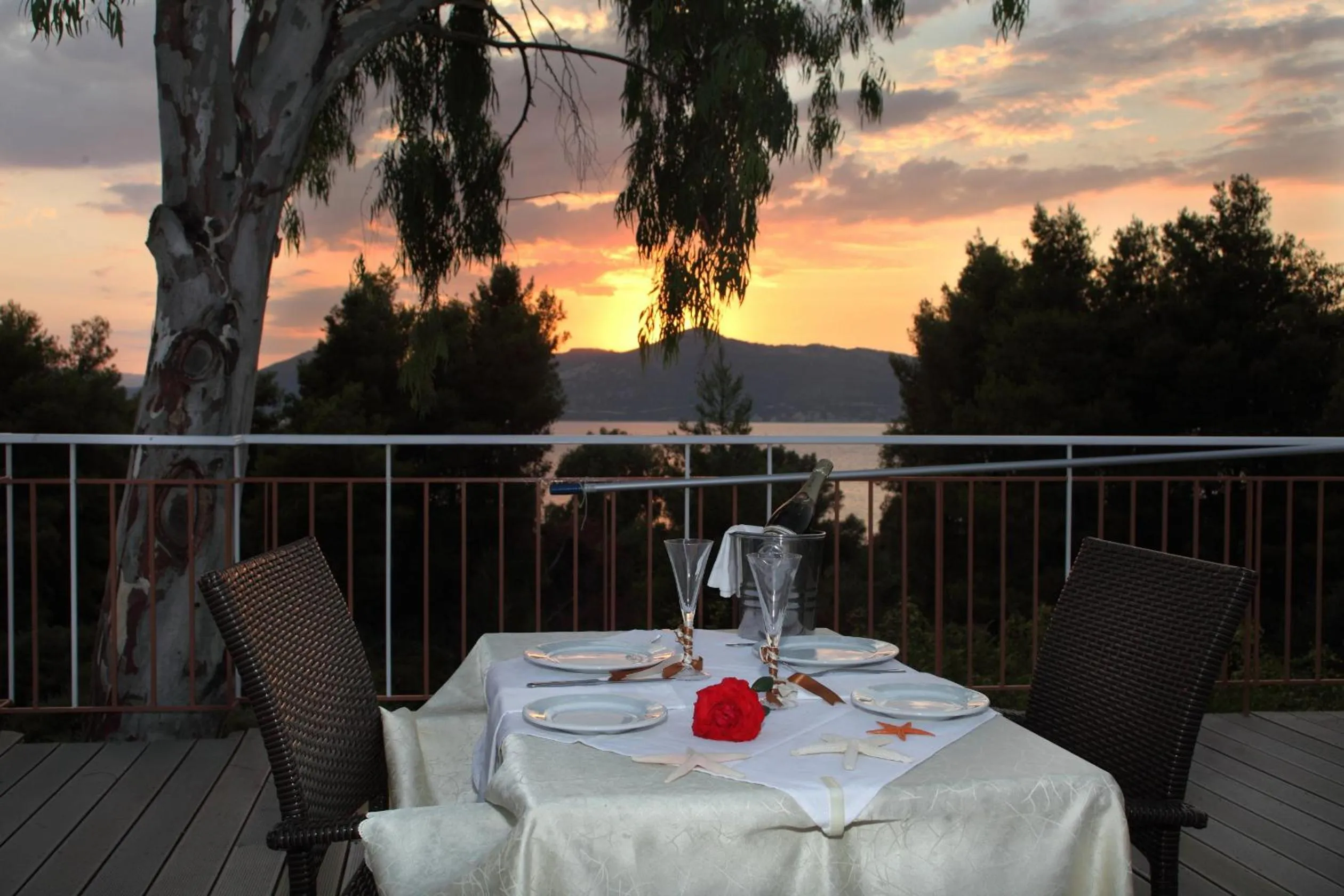 Restaurant/places to eat in Elektra Hotel