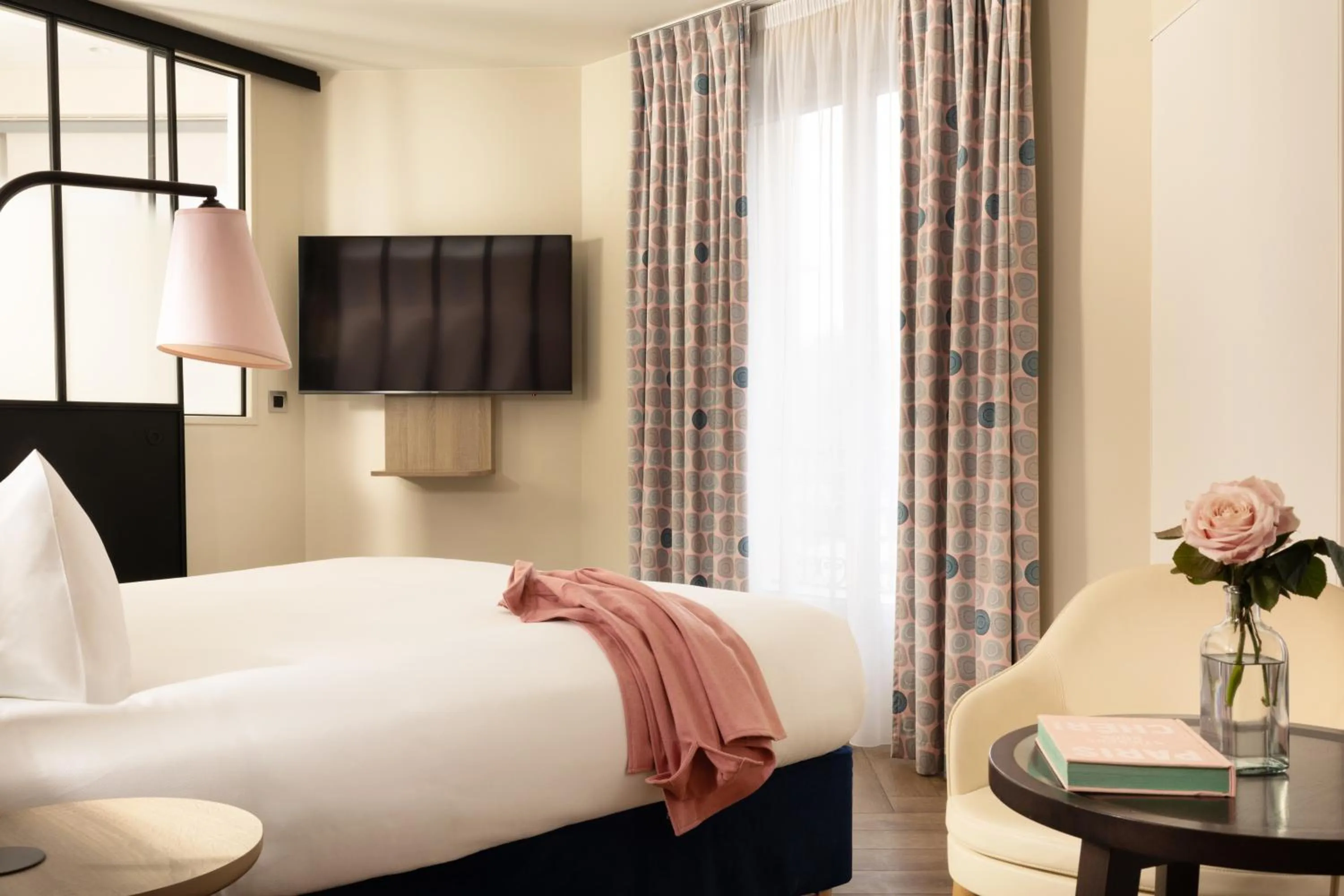 Photo of the whole room, Bed in Hôtel de Sévigné