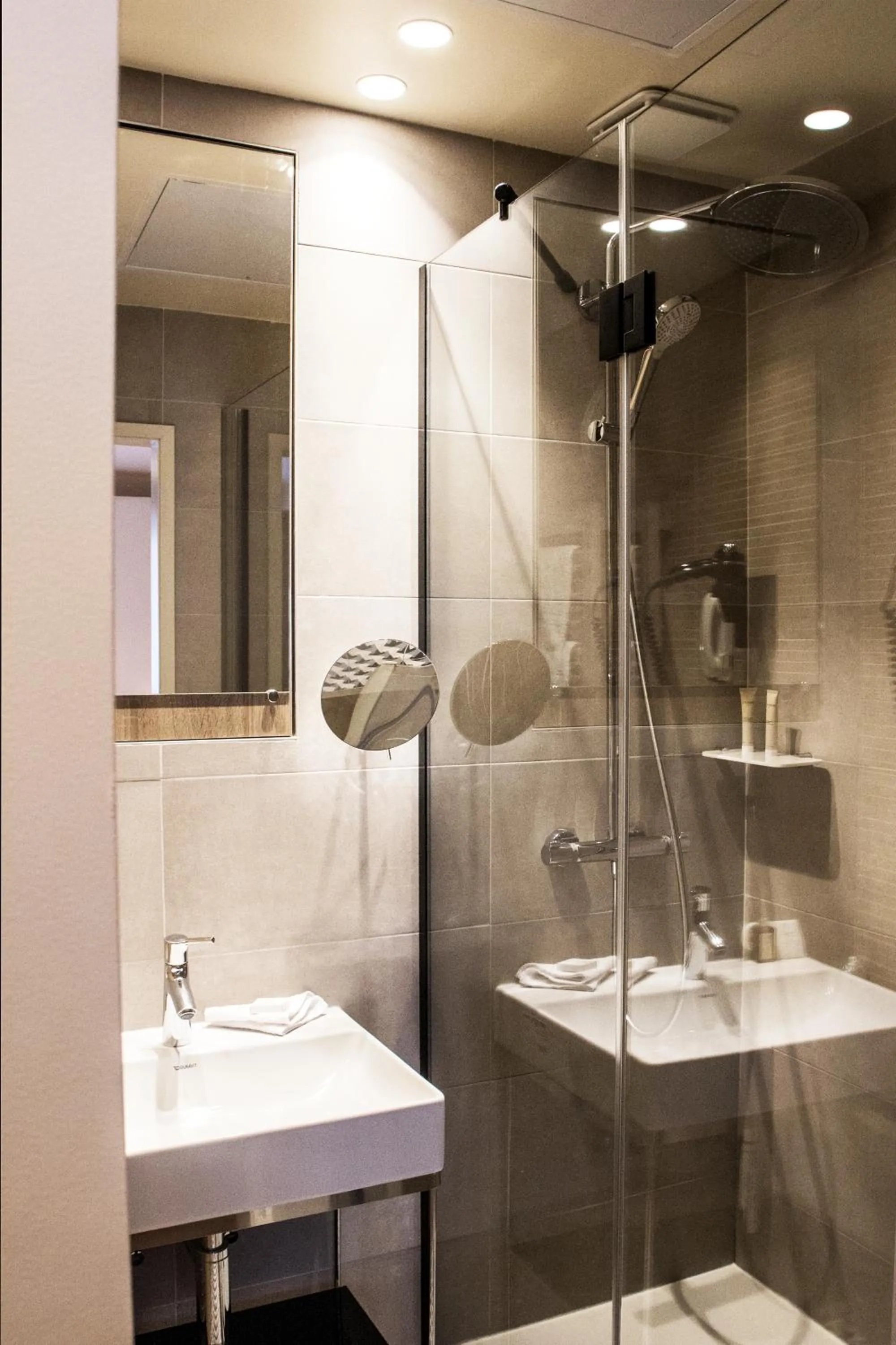 Shower in Hôtel de Sévigné
