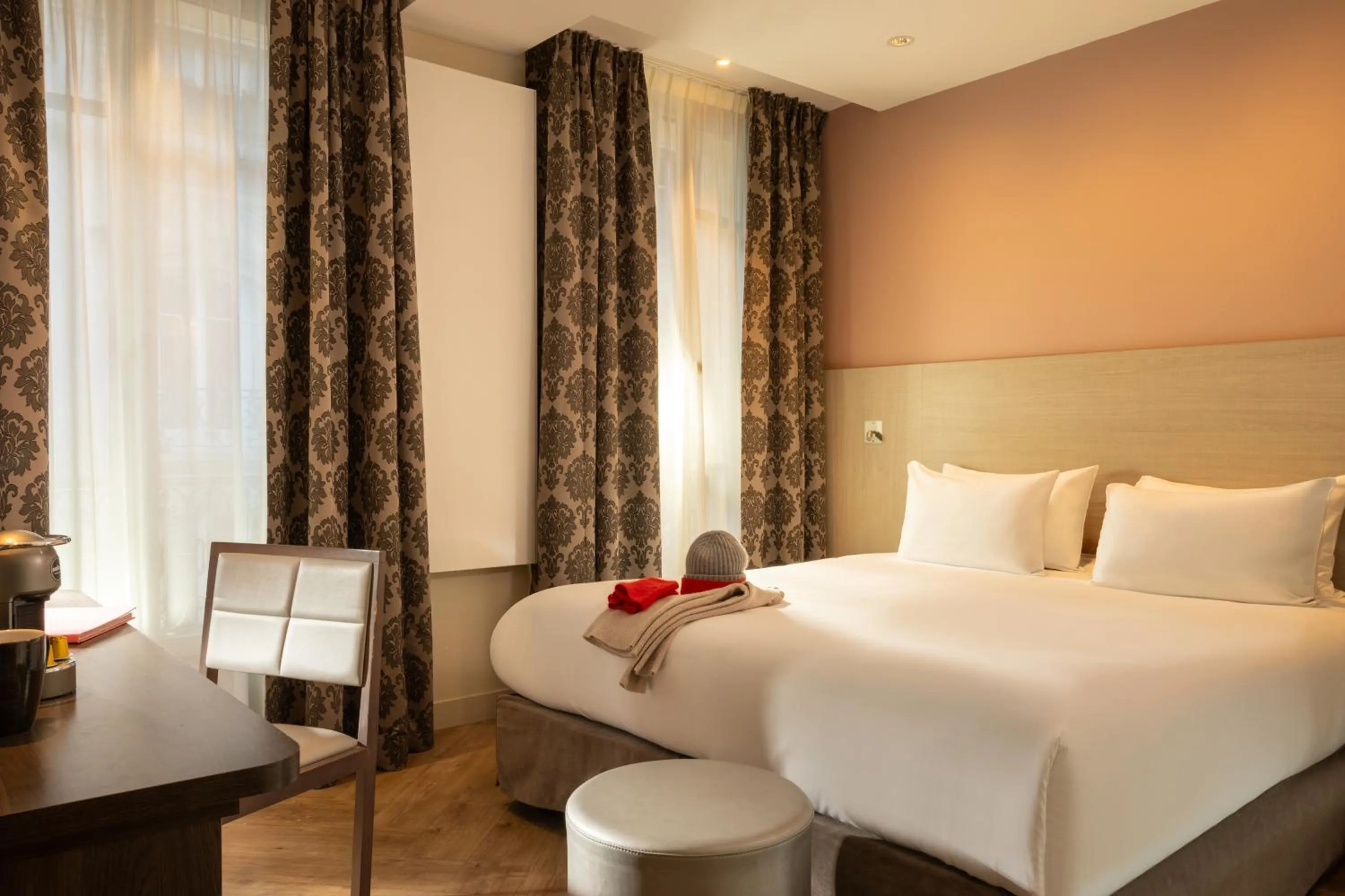 Photo of the whole room, Bed in Hôtel de Sévigné