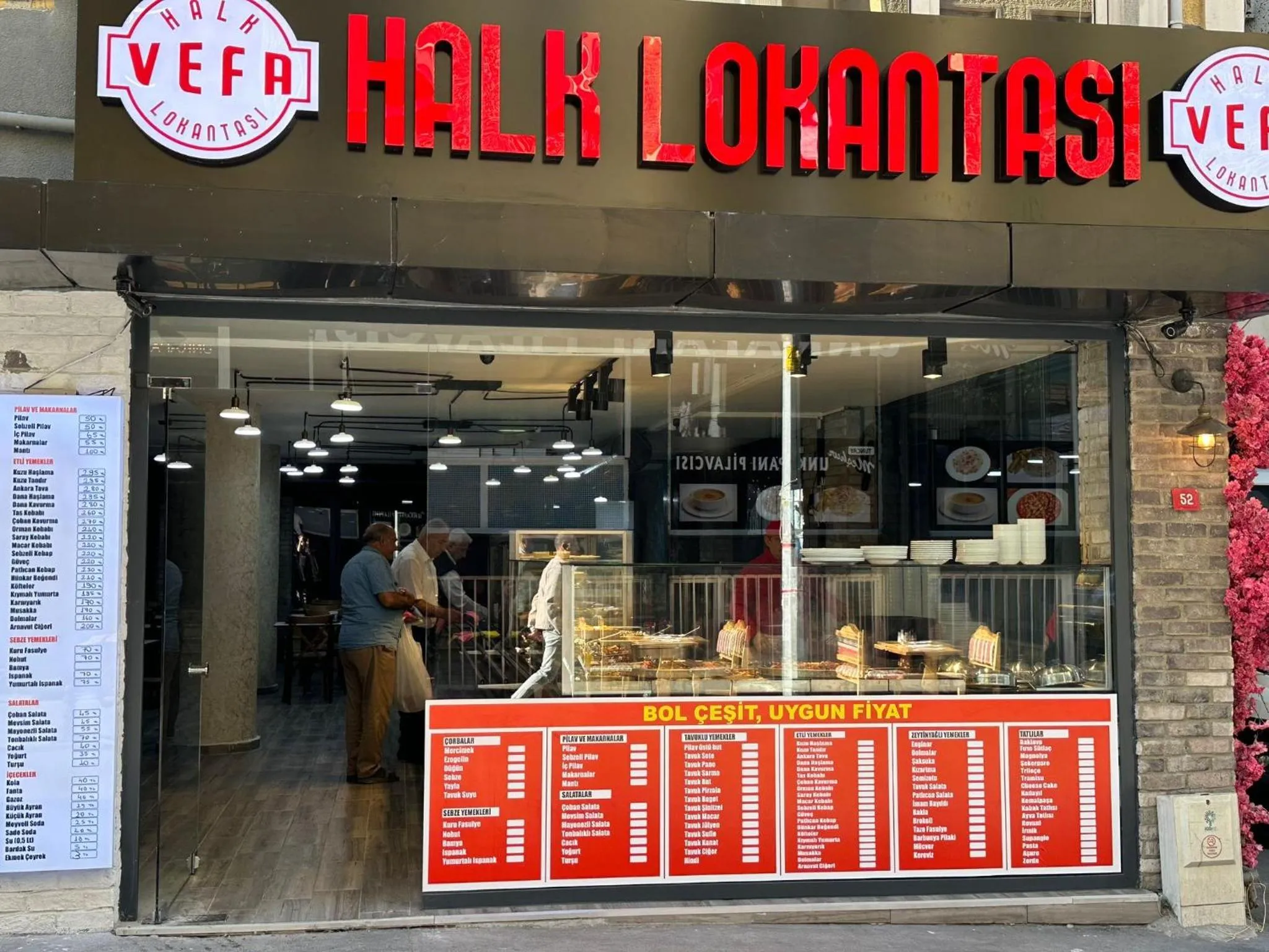 Restaurant/places to eat in The Queen Hotel