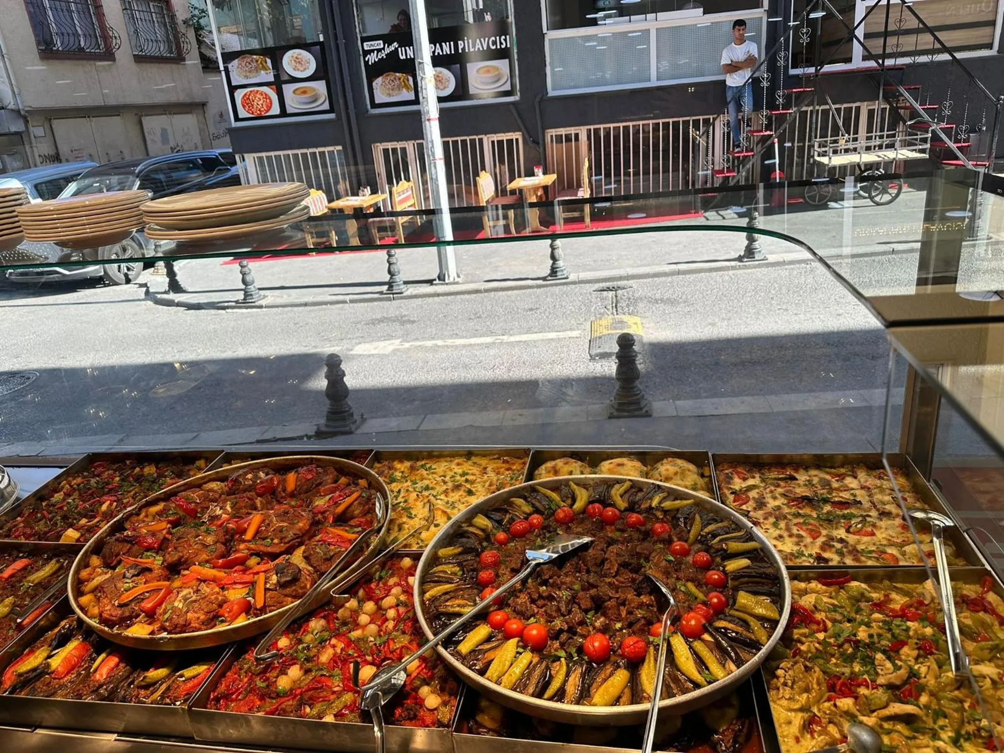 Restaurant/places to eat in The Queen Hotel