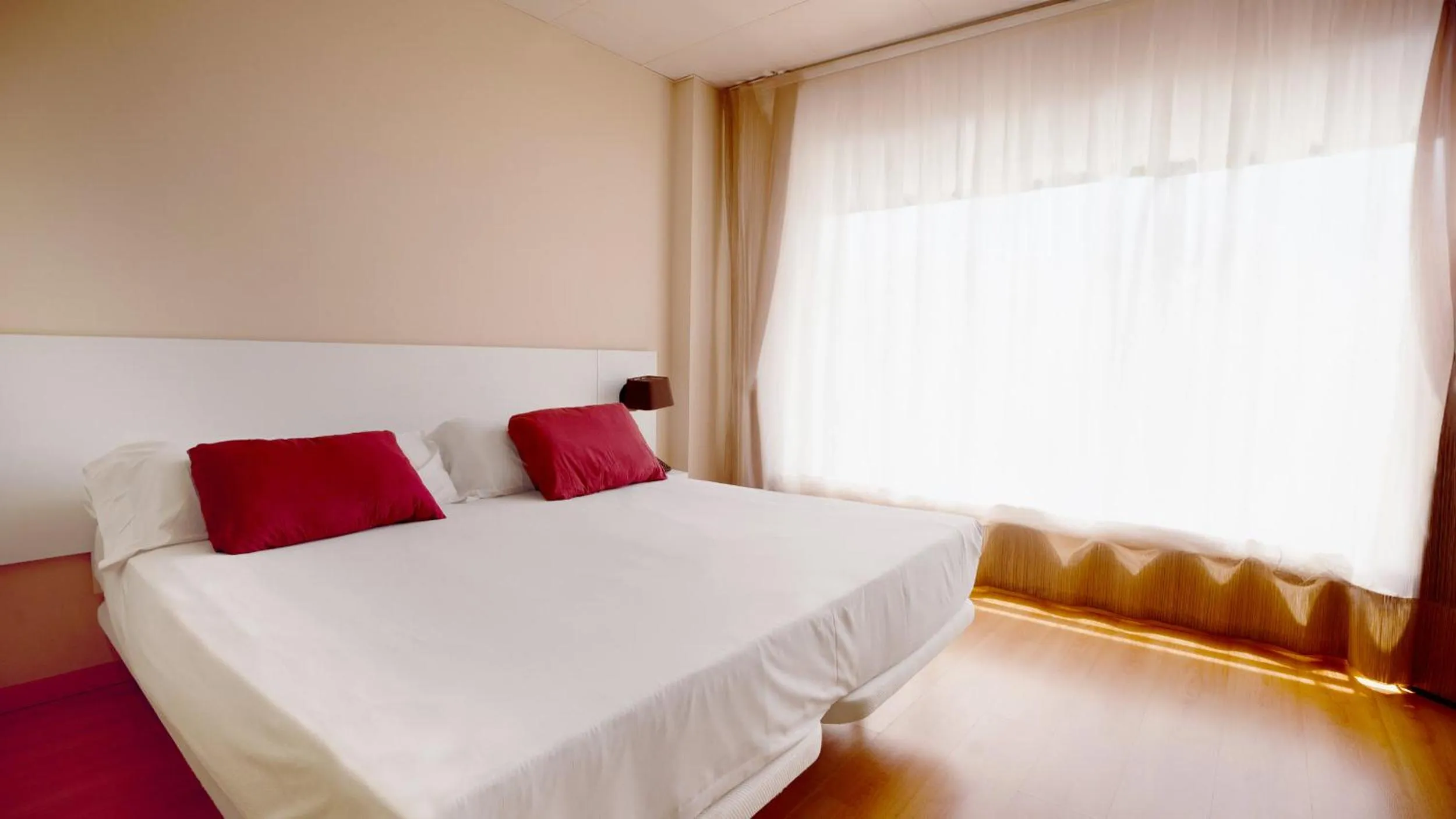 Photo of the whole room, Bed in Vértice Roomspace