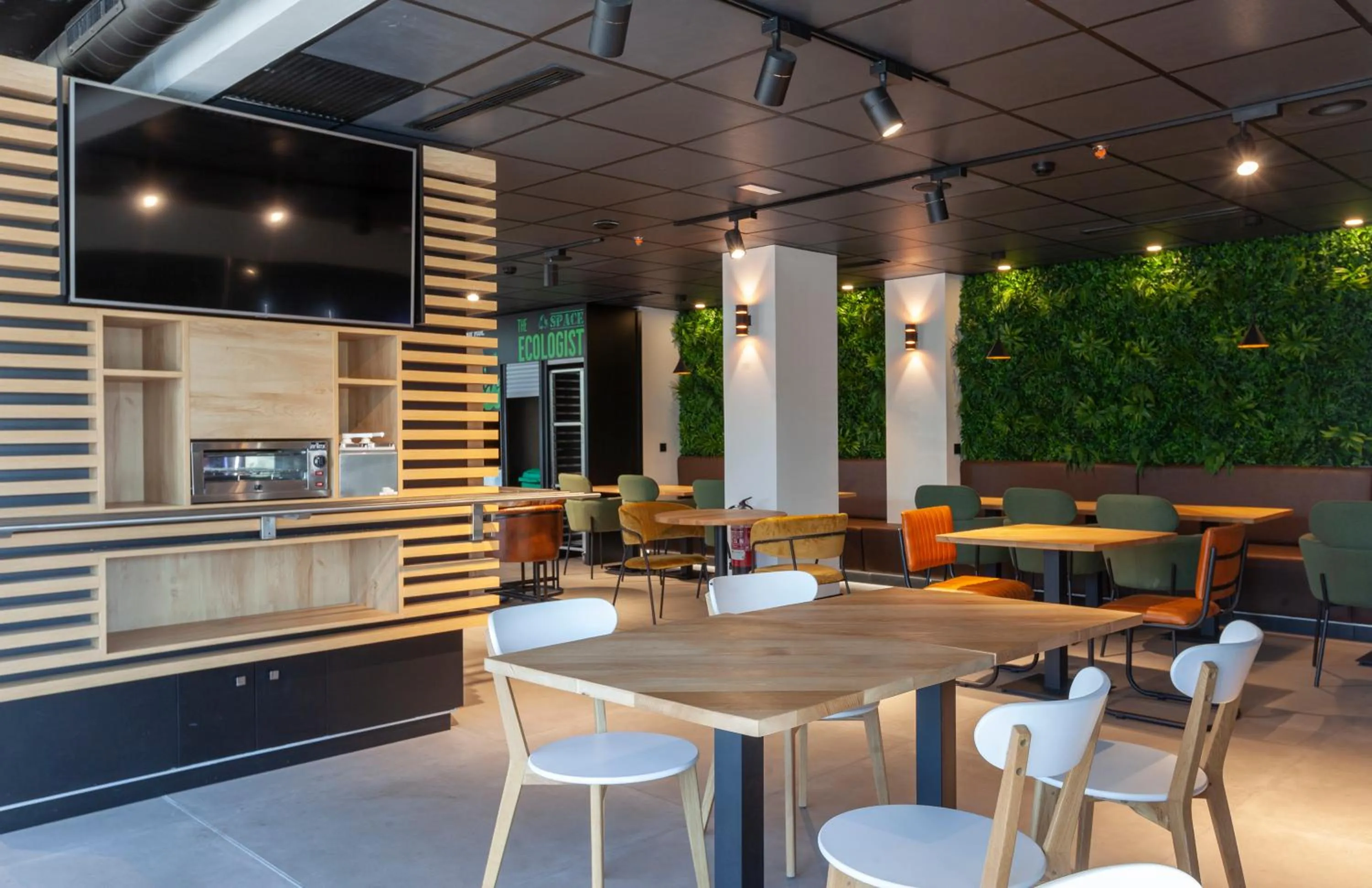 Restaurant/places to eat in Vértice Roomspace