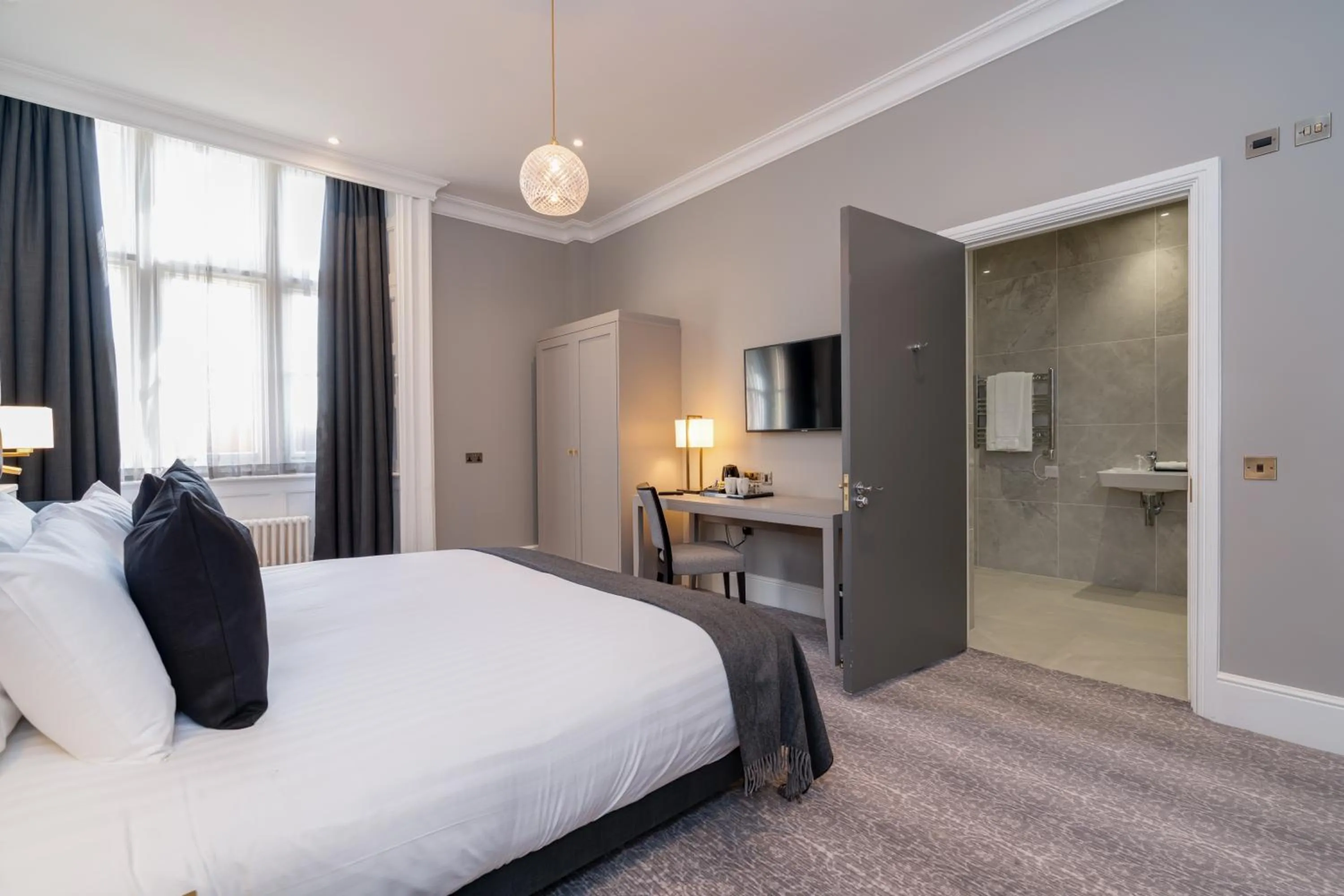 Photo of the whole room, Bed in Easthampstead Park