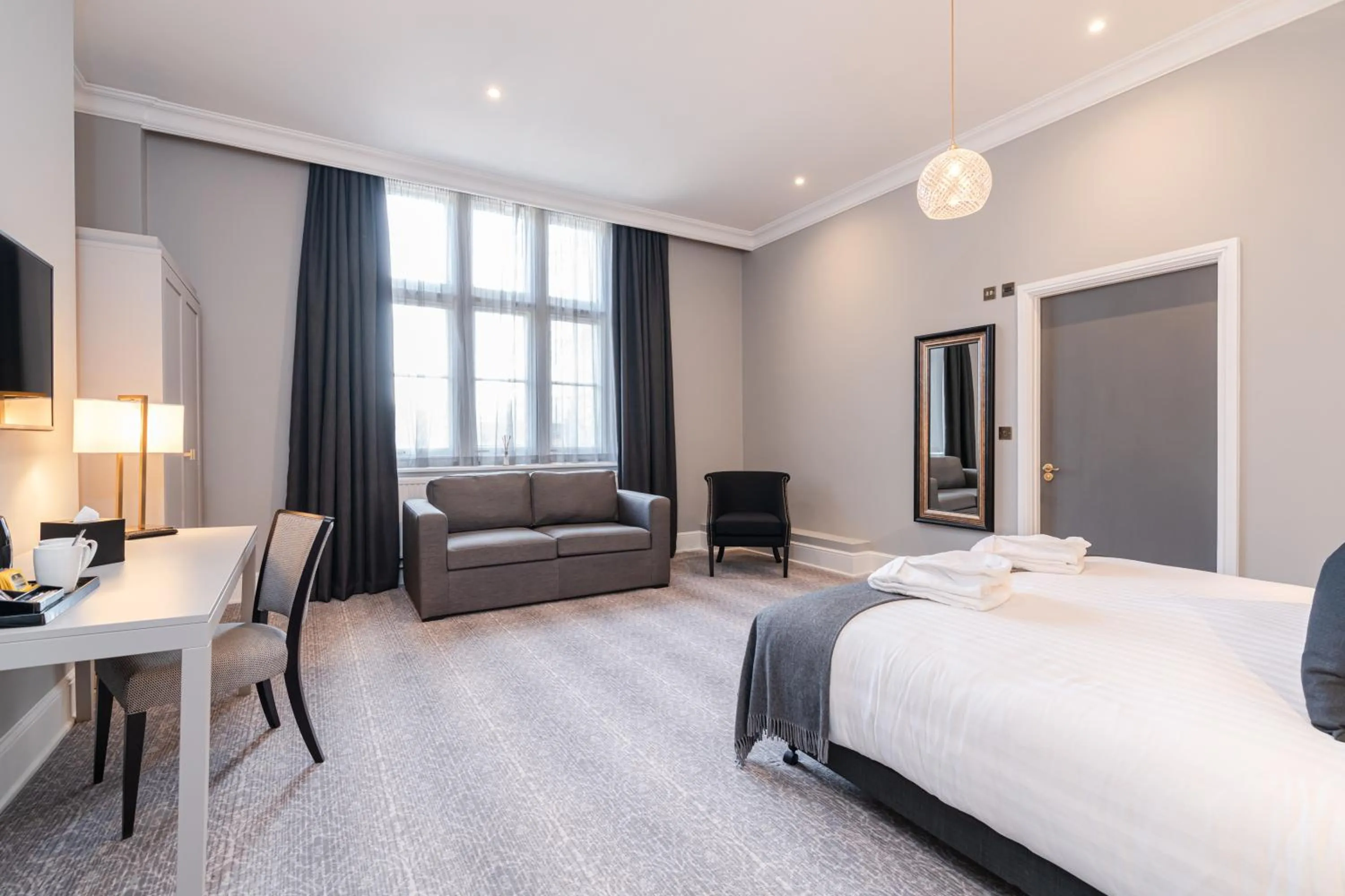 Photo of the whole room, Bed in Easthampstead Park