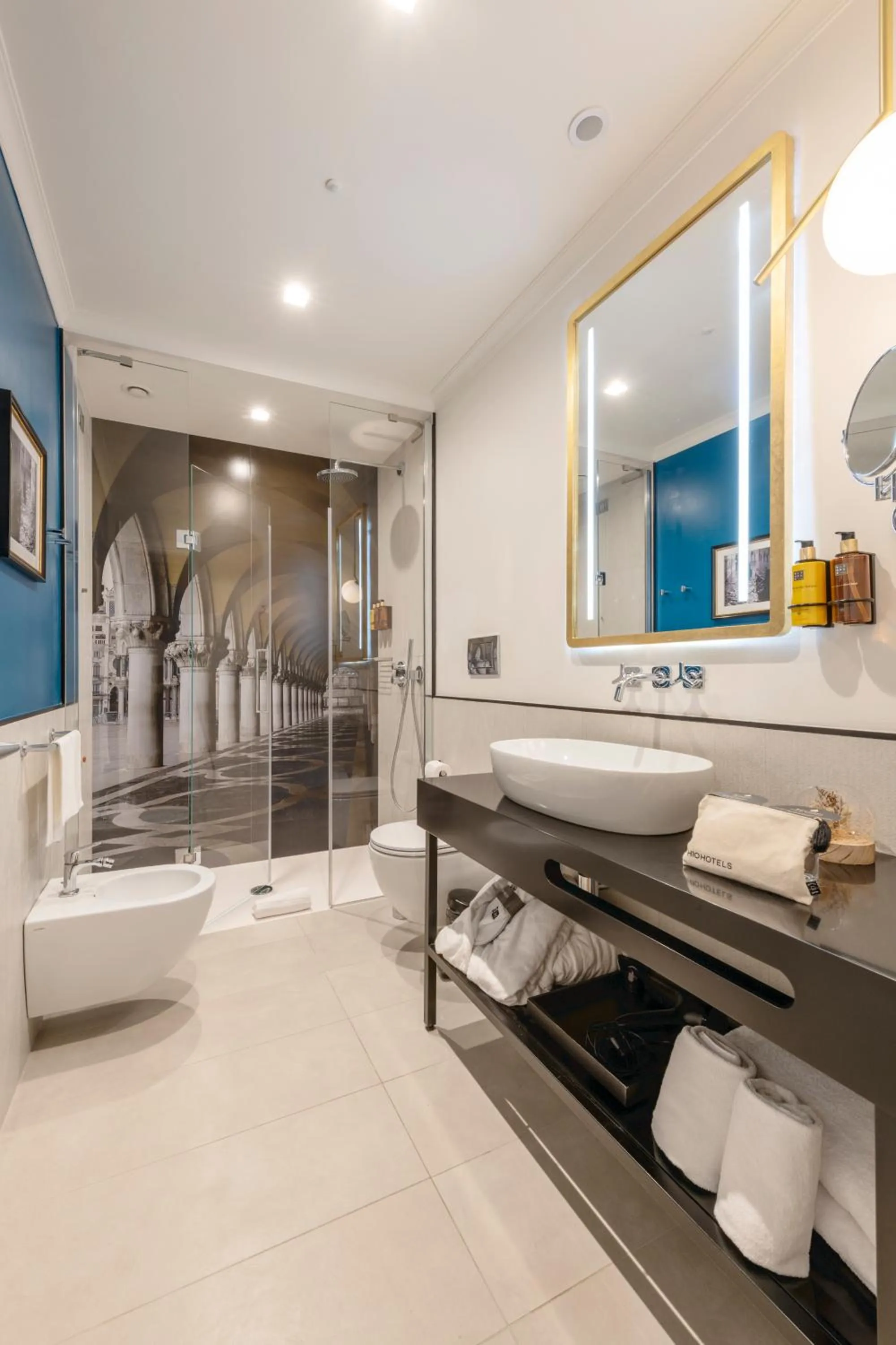 Shower in H10 Palazzo Canova