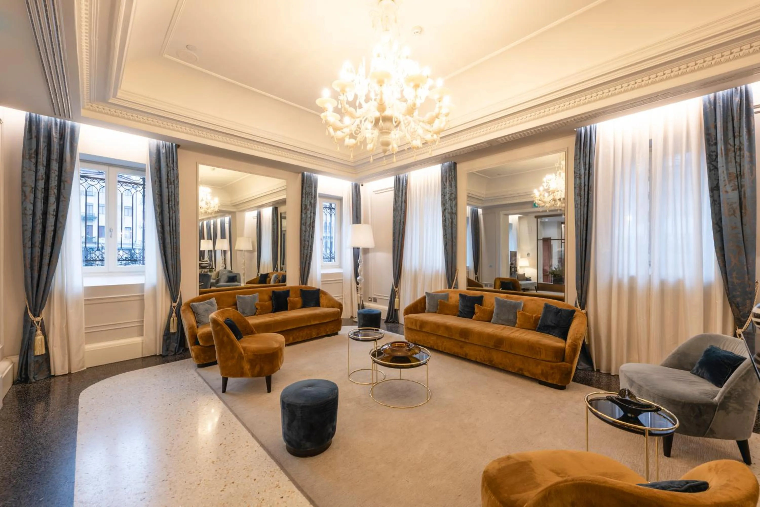 Lobby or reception in H10 Palazzo Canova