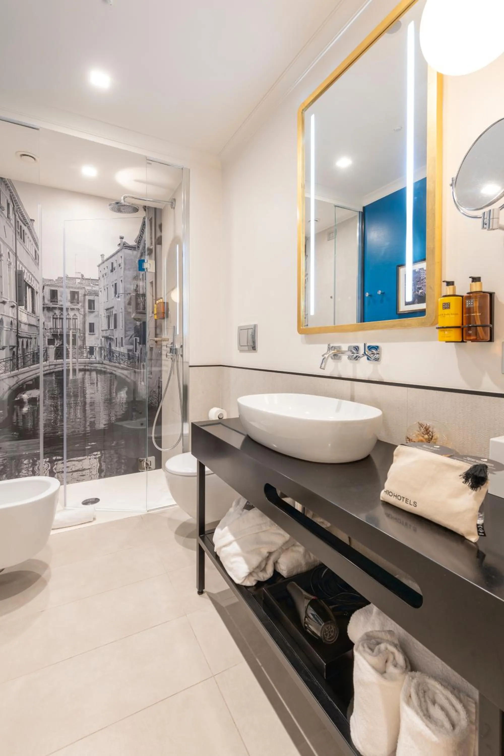 Bathroom in H10 Palazzo Canova