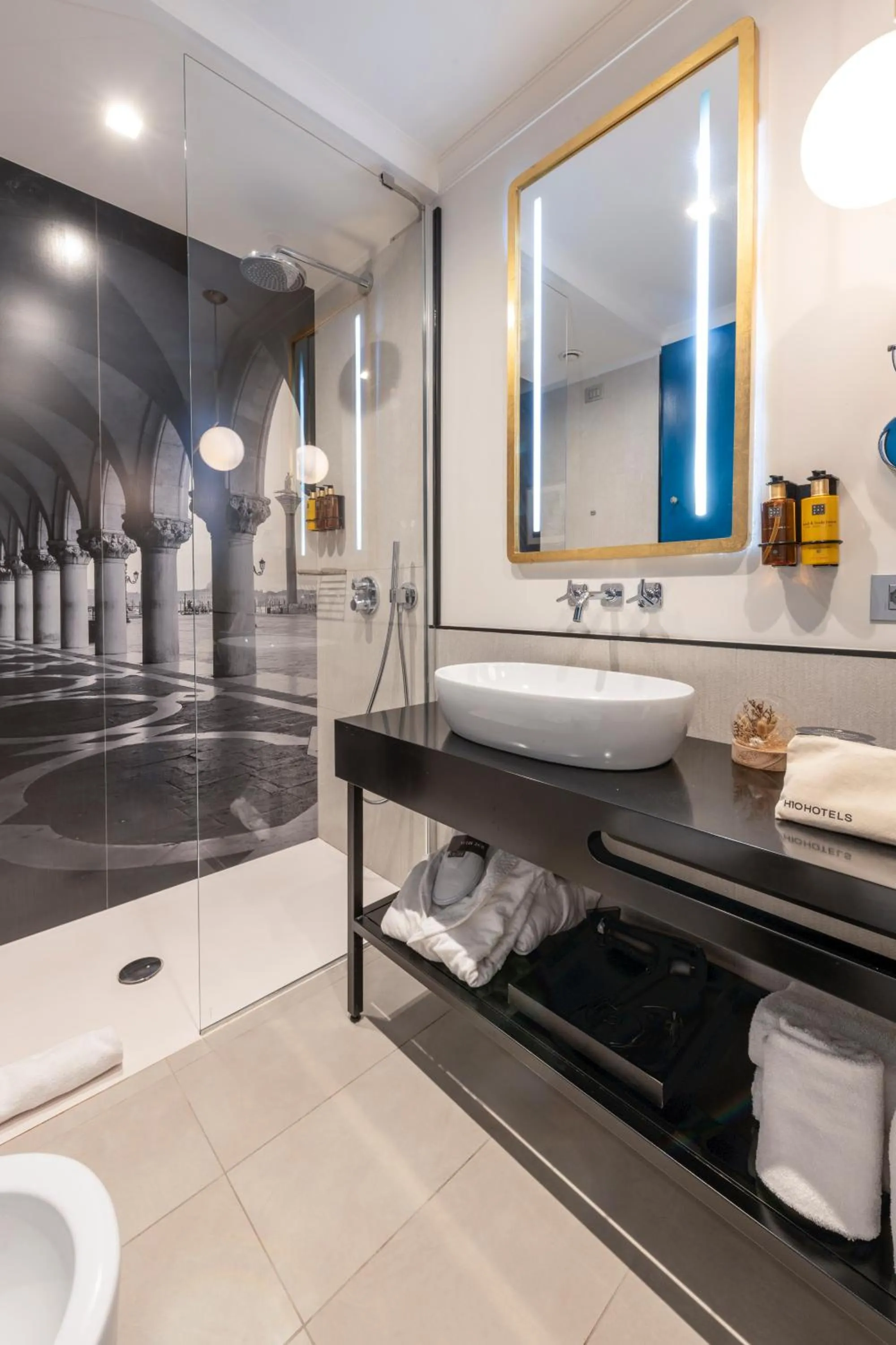 Shower in H10 Palazzo Canova