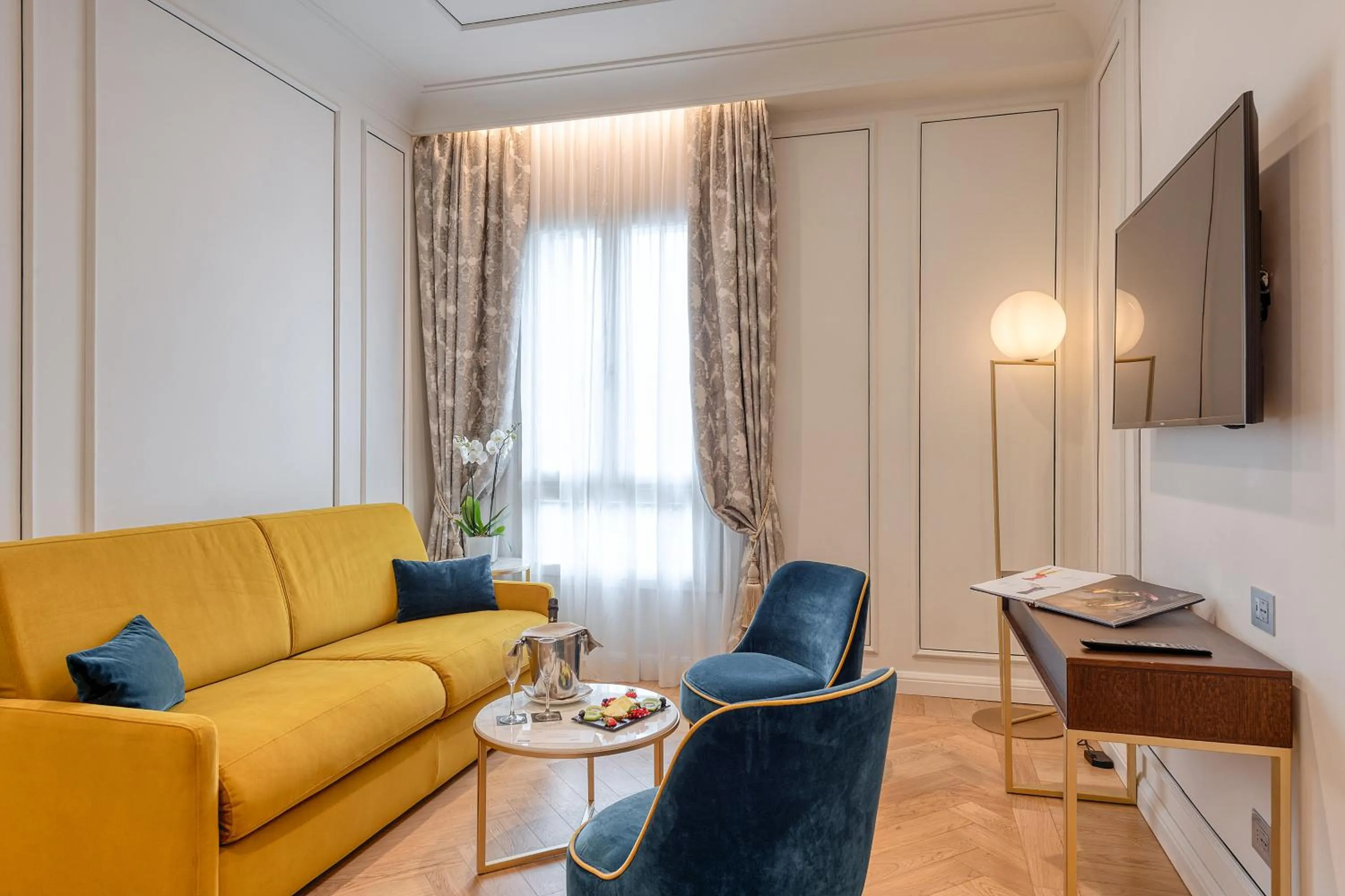 TV and multimedia in H10 Palazzo Canova