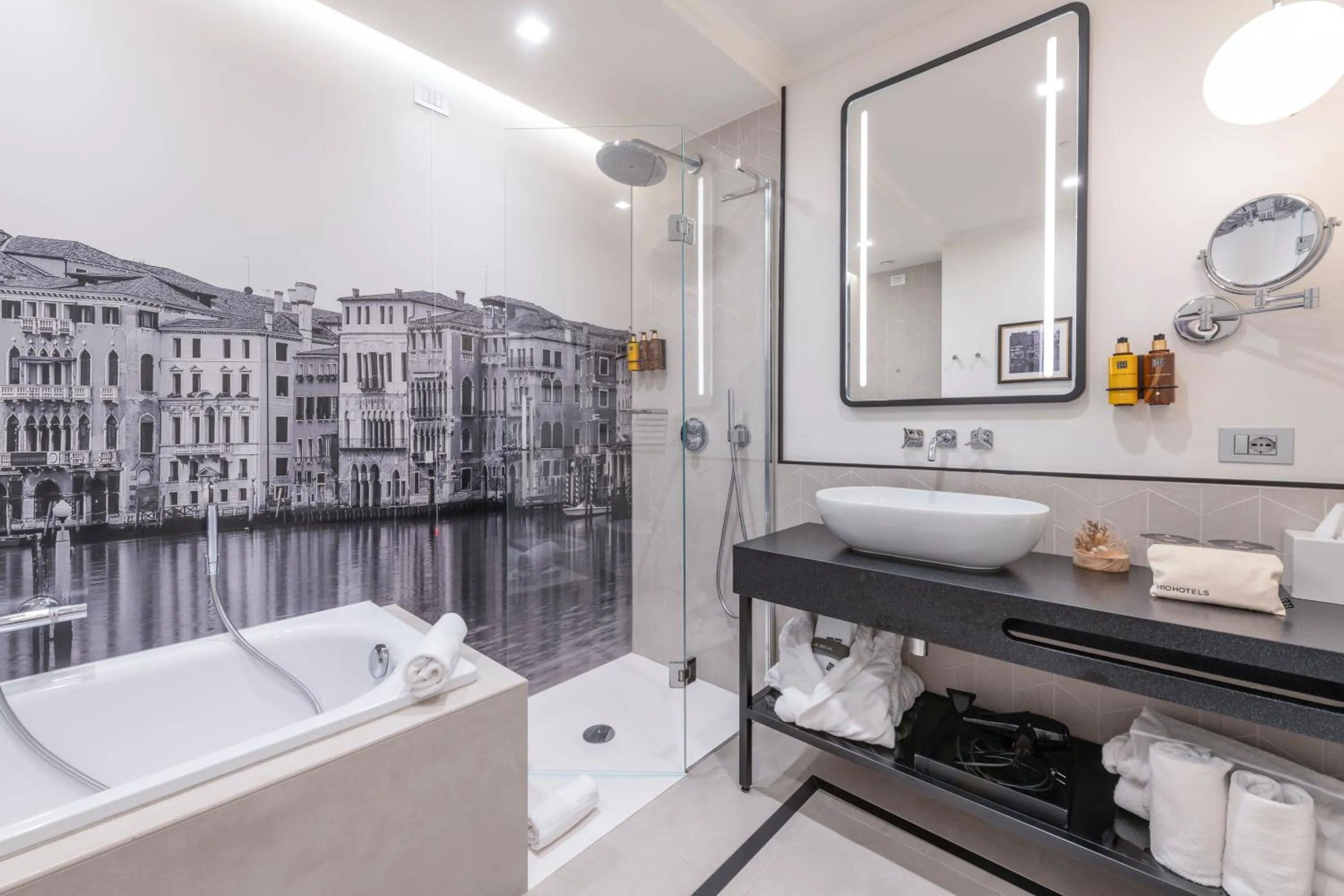 Shower in H10 Palazzo Canova