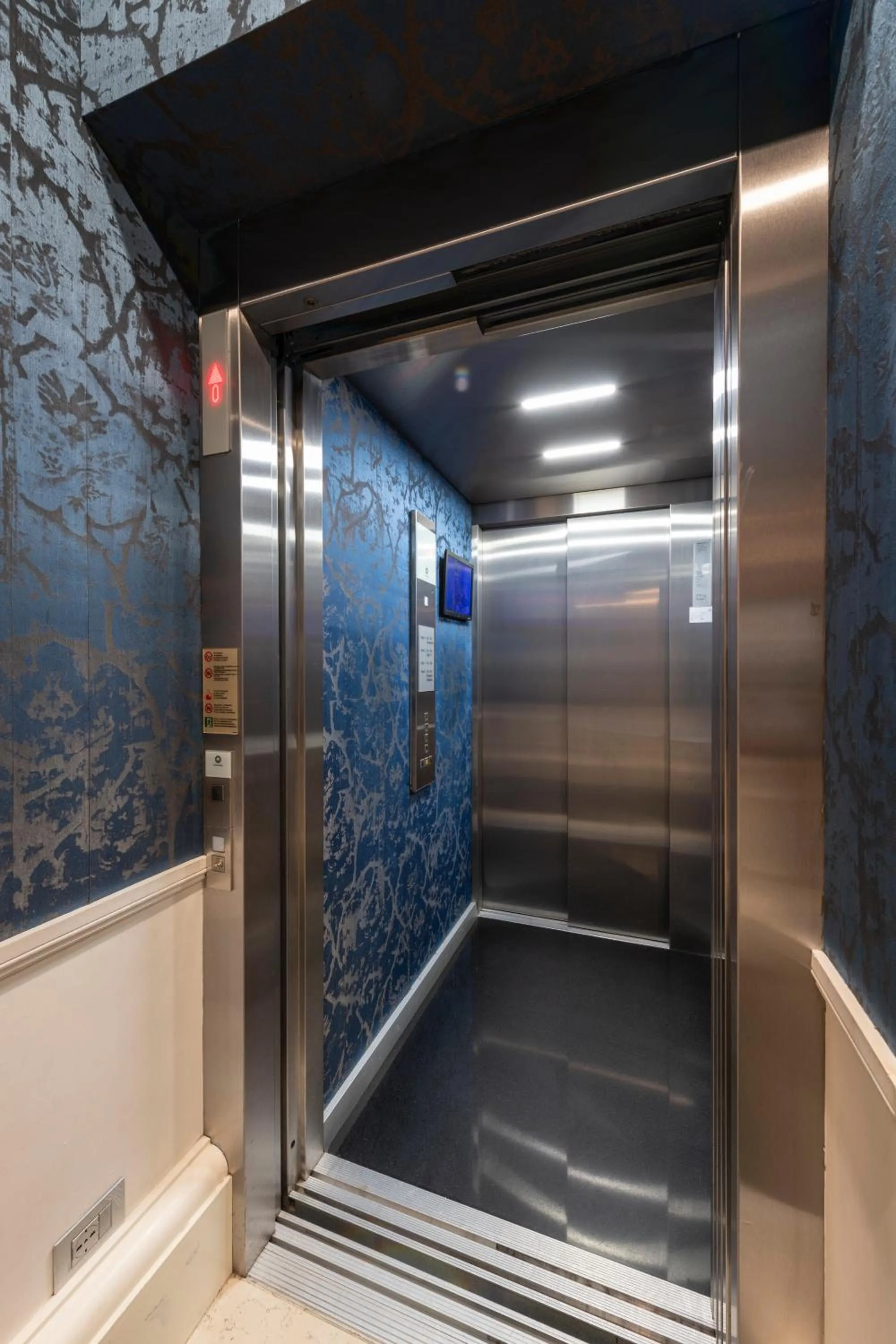 elevator in H10 Palazzo Canova