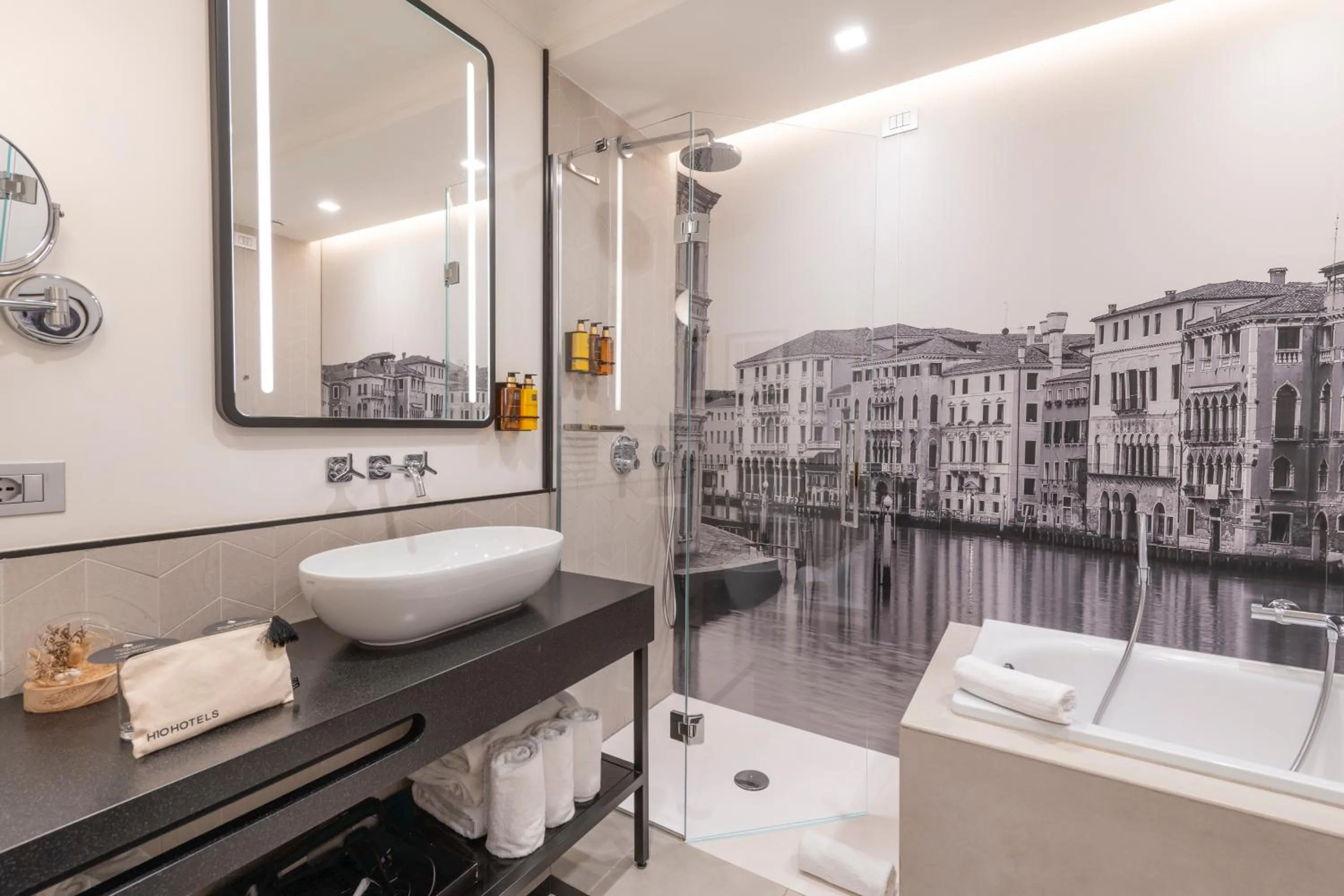 Shower in H10 Palazzo Canova