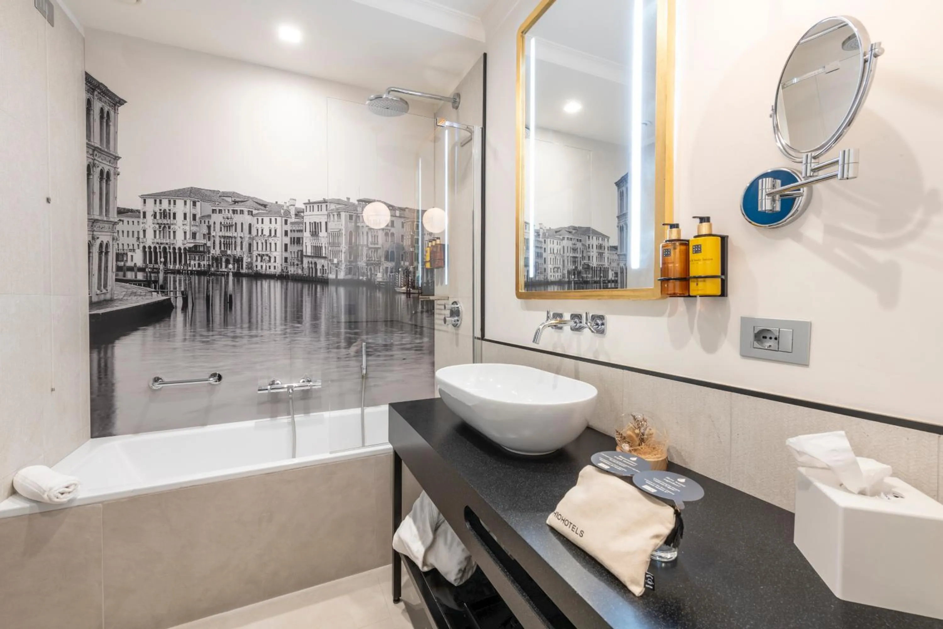 Bathroom in H10 Palazzo Canova