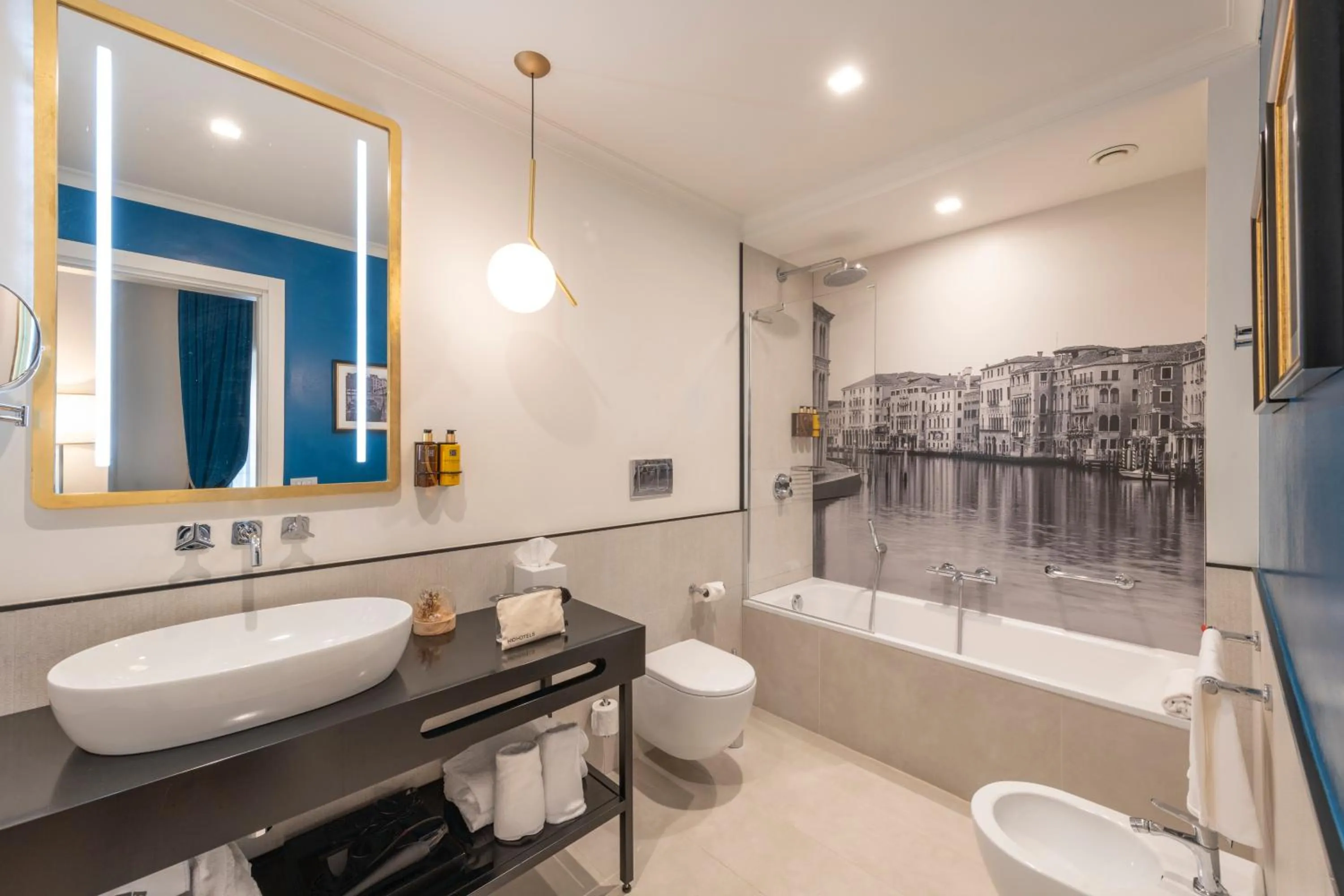 Bathroom in H10 Palazzo Canova