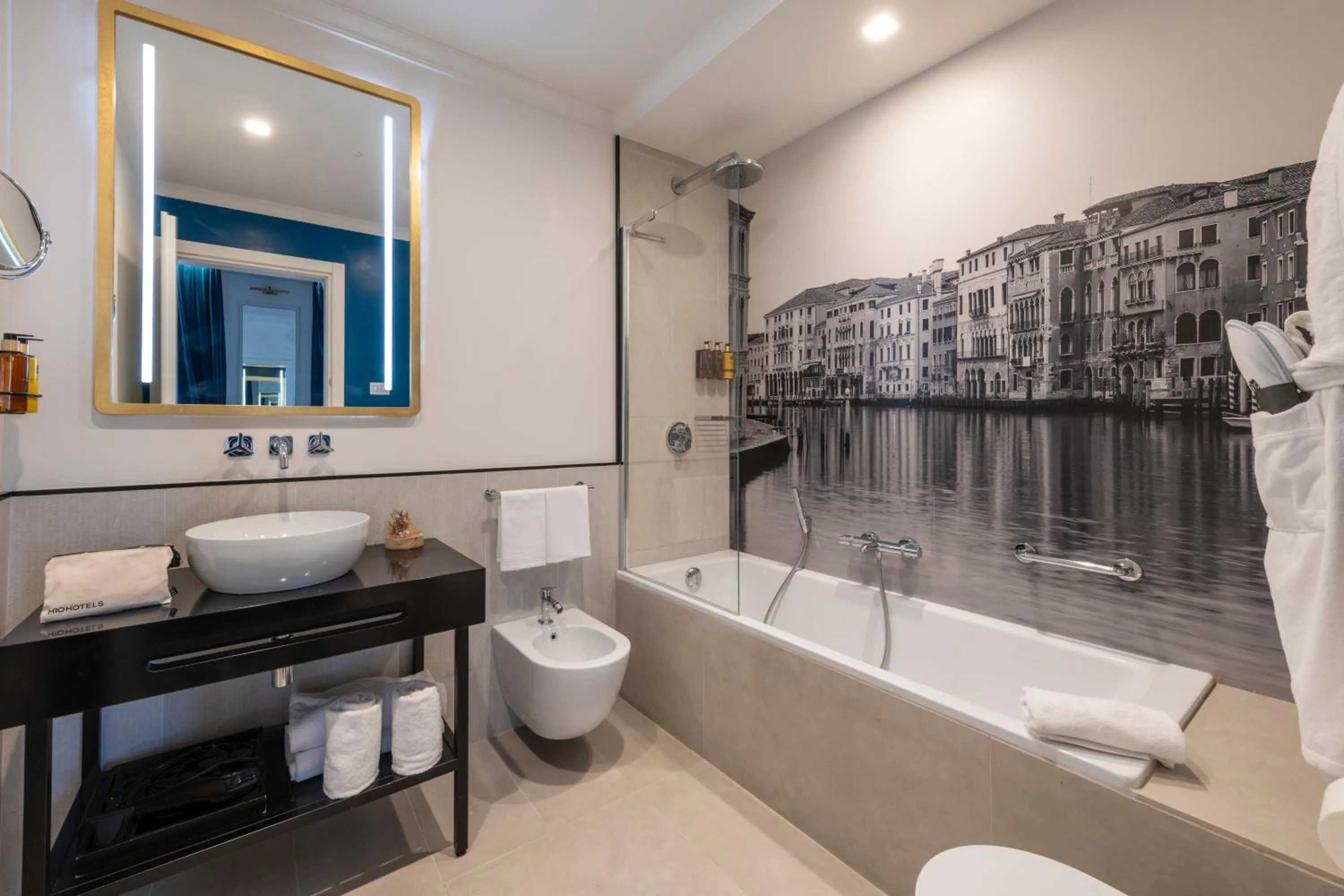 Bathroom in H10 Palazzo Canova