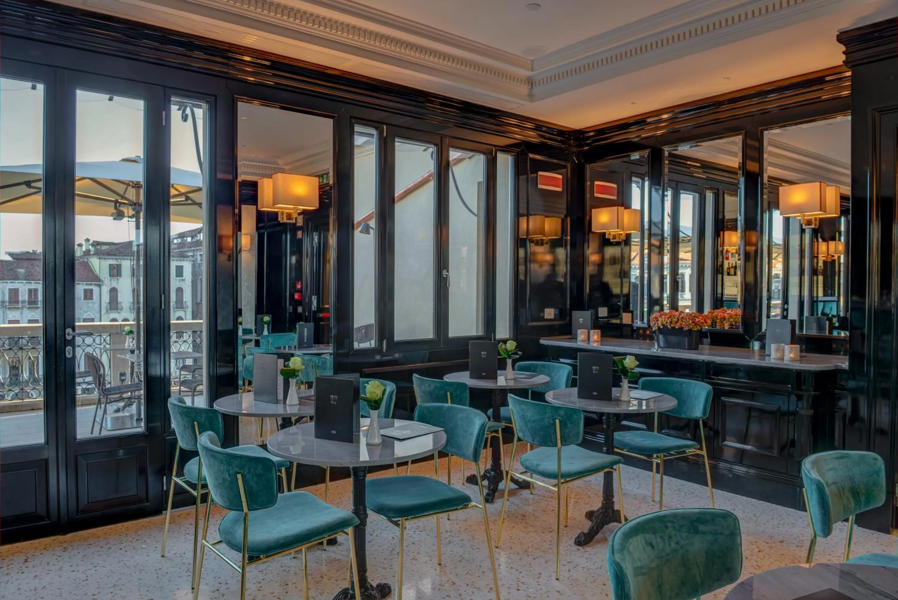 Lounge or bar in H10 Palazzo Canova