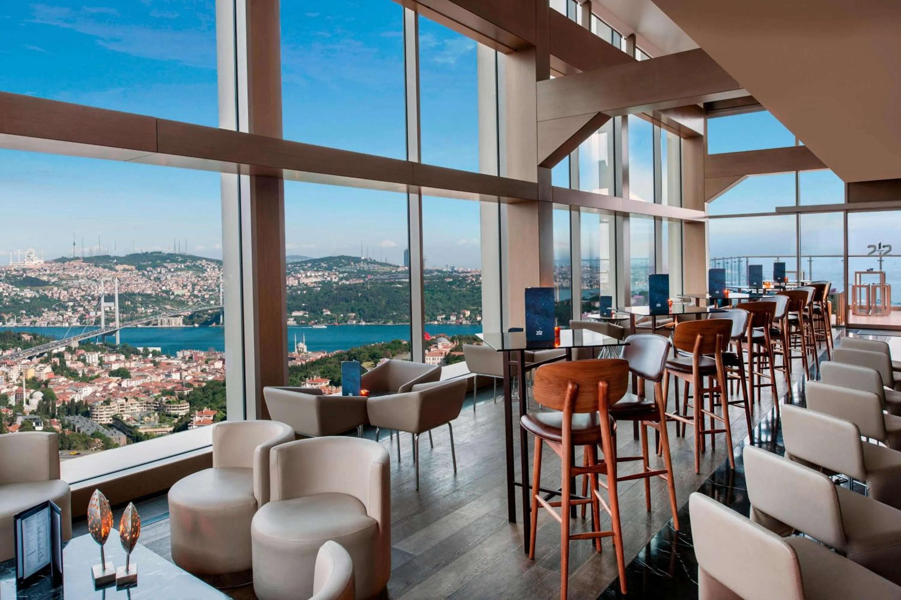 Lounge or bar in Renaissance Istanbul Polat Bosphorus Hotel