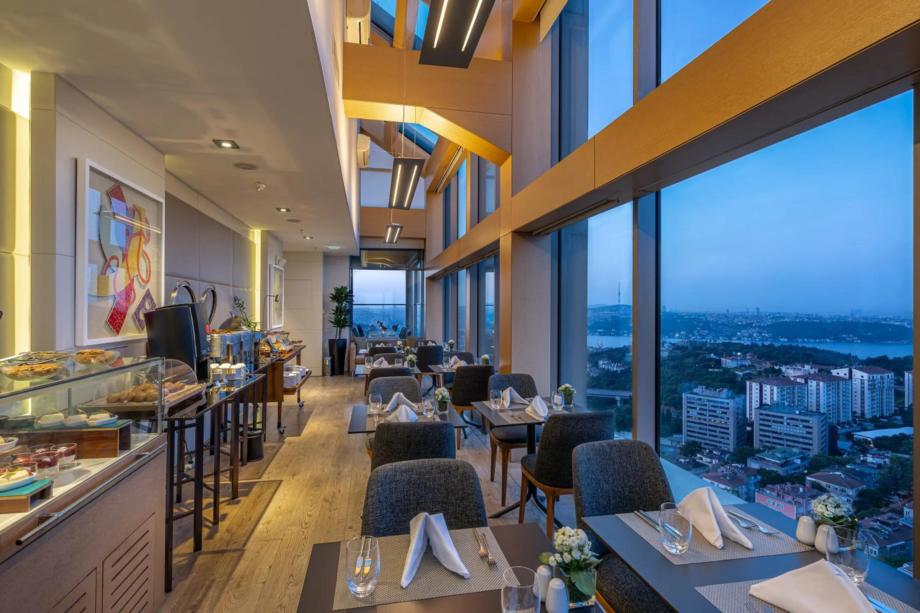 Lounge or bar in Renaissance Istanbul Polat Bosphorus Hotel