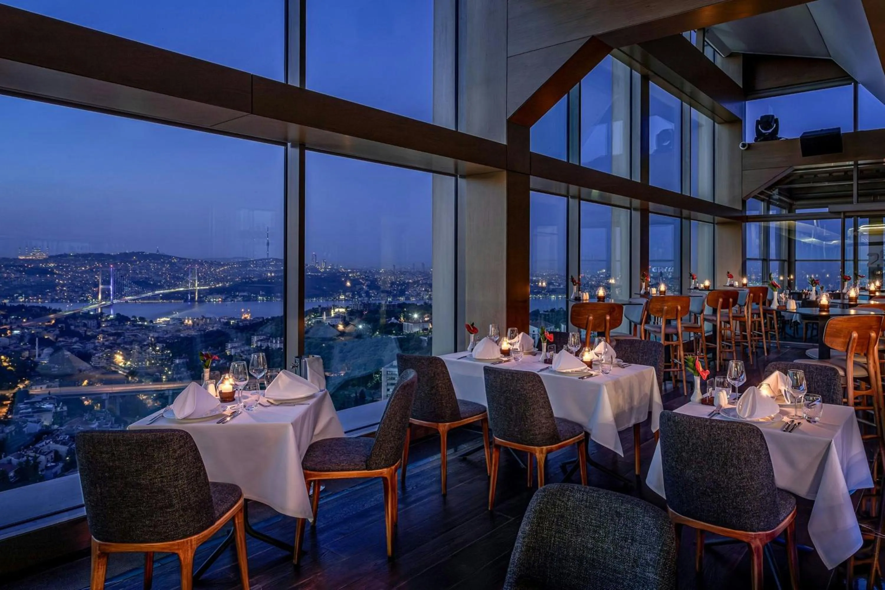 Lounge or bar in Renaissance Istanbul Polat Bosphorus Hotel