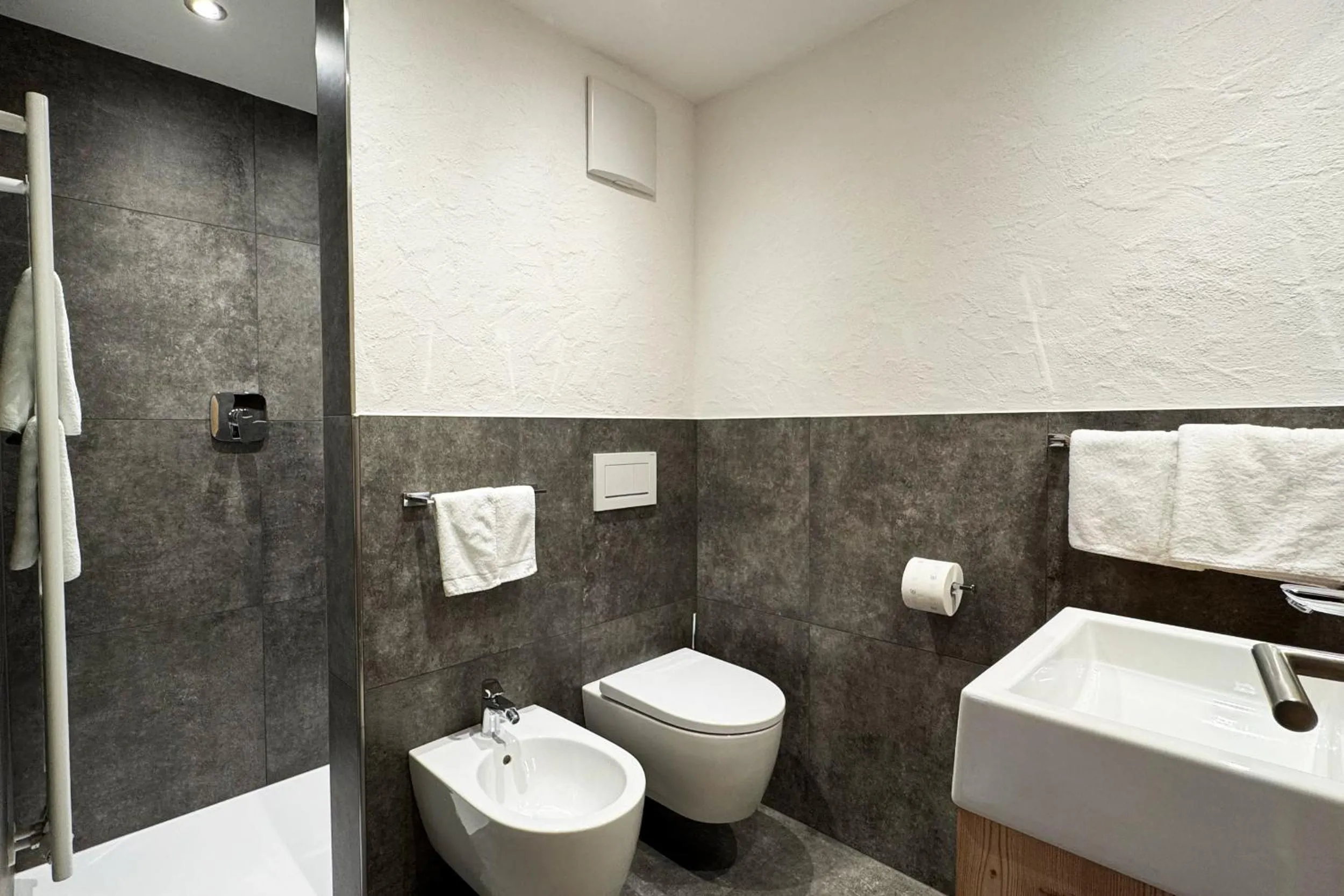 Shower in Garni Irsara