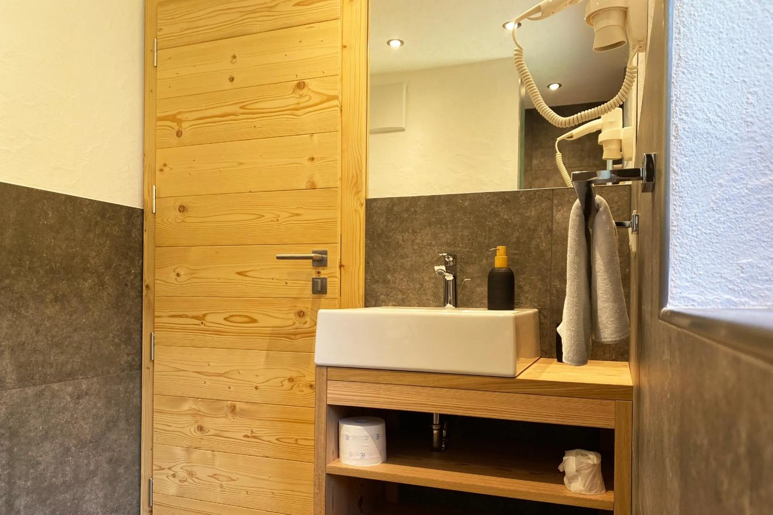 Shower in Garni Irsara
