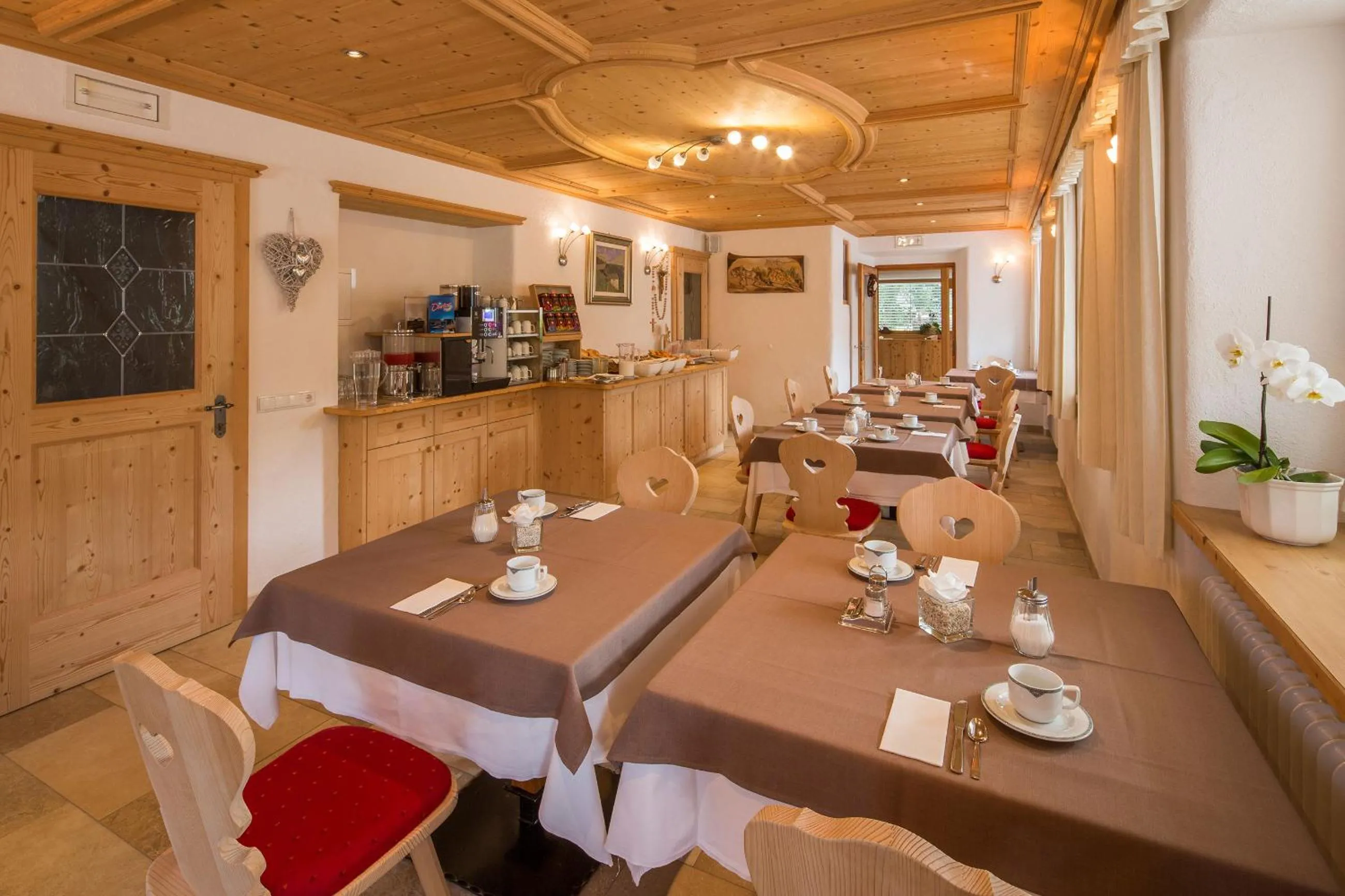 Food and drinks in Garni Irsara