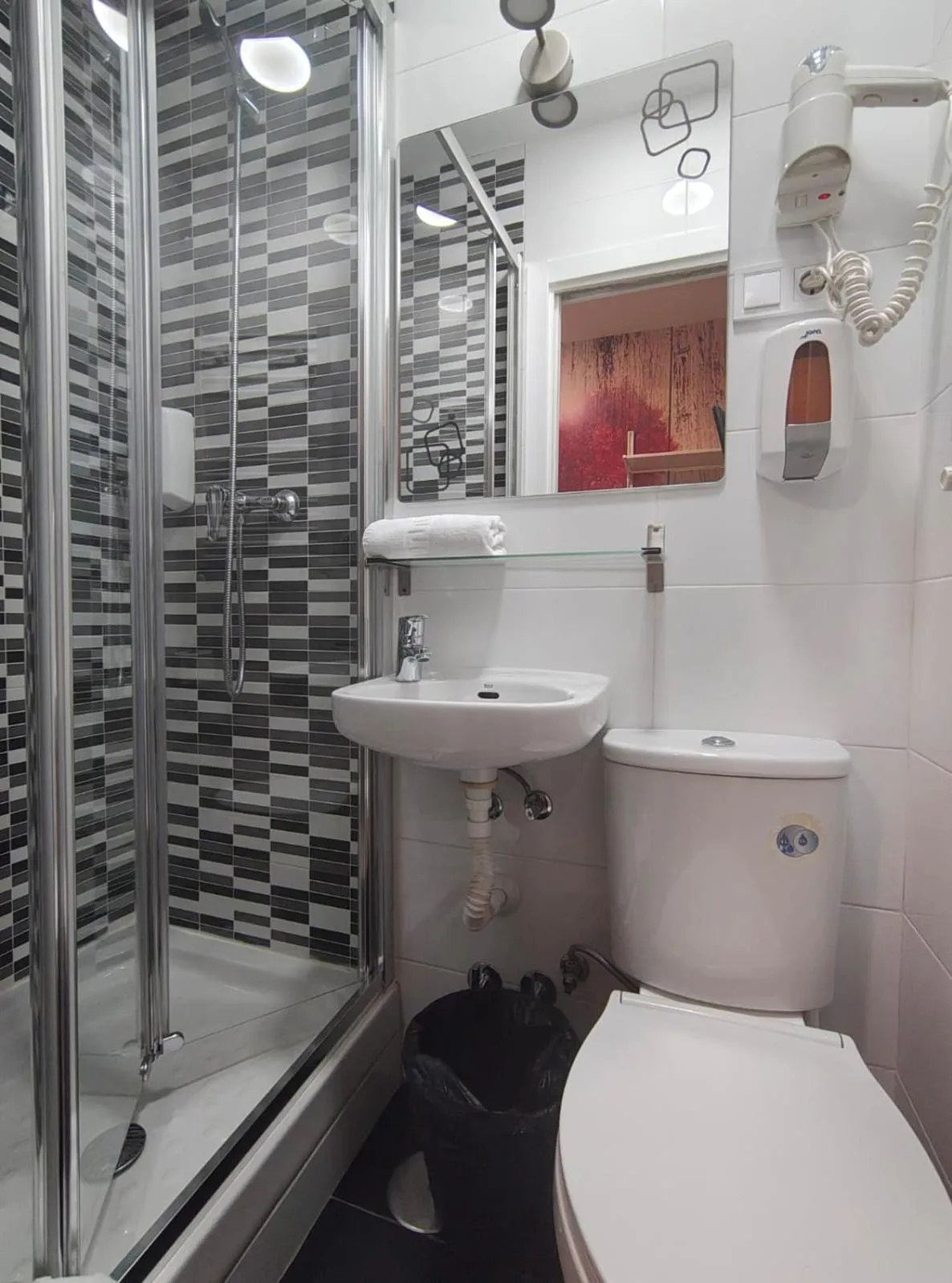 Shower in Hostal JQ Madrid 1