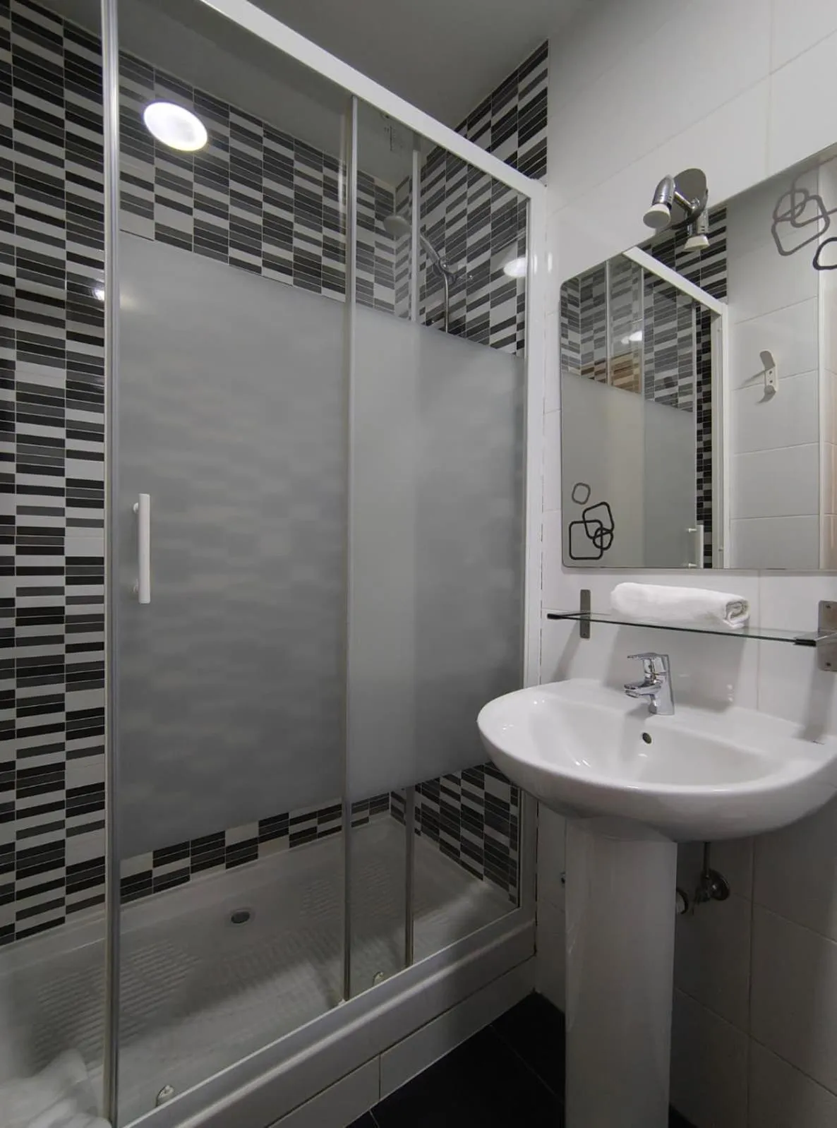 Shower in Hostal JQ Madrid 1