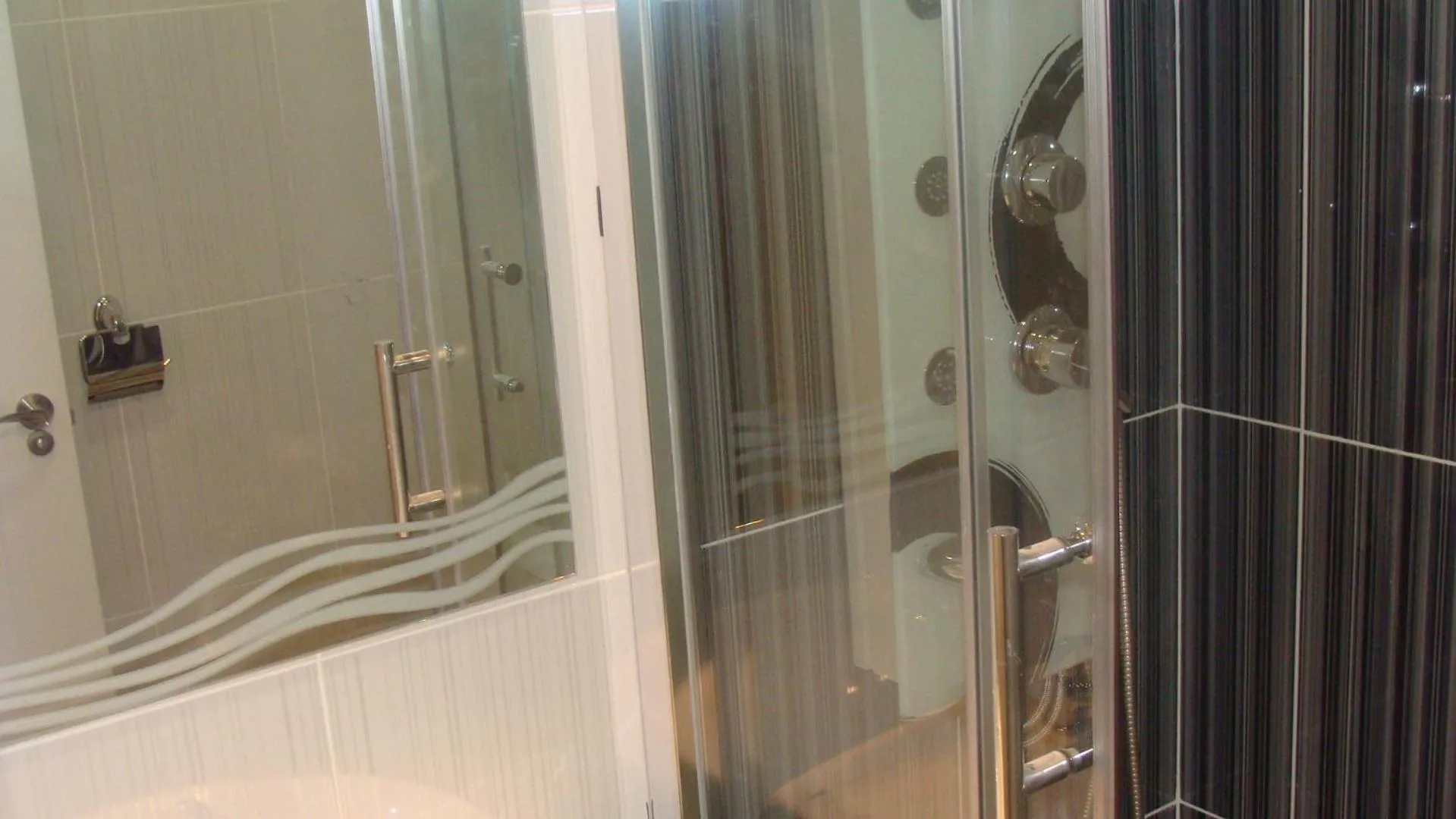 Bathroom in Hostal JQ Madrid 1