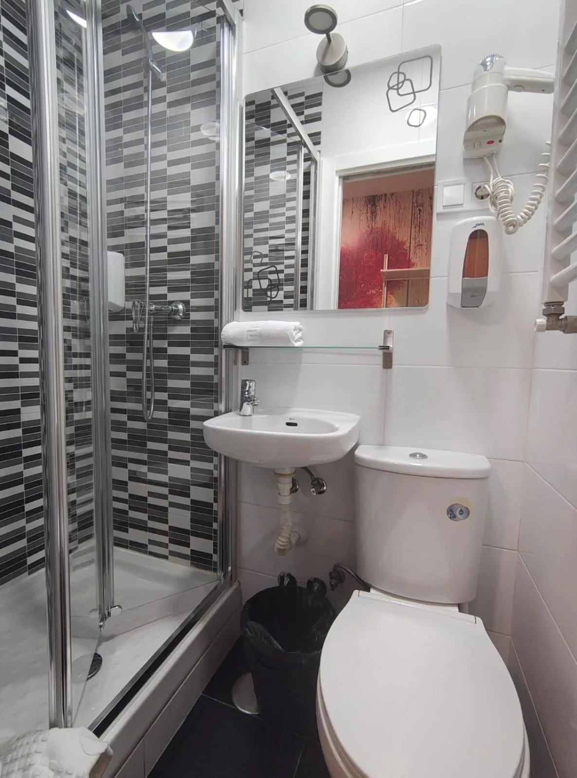 Shower in Hostal JQ Madrid 1