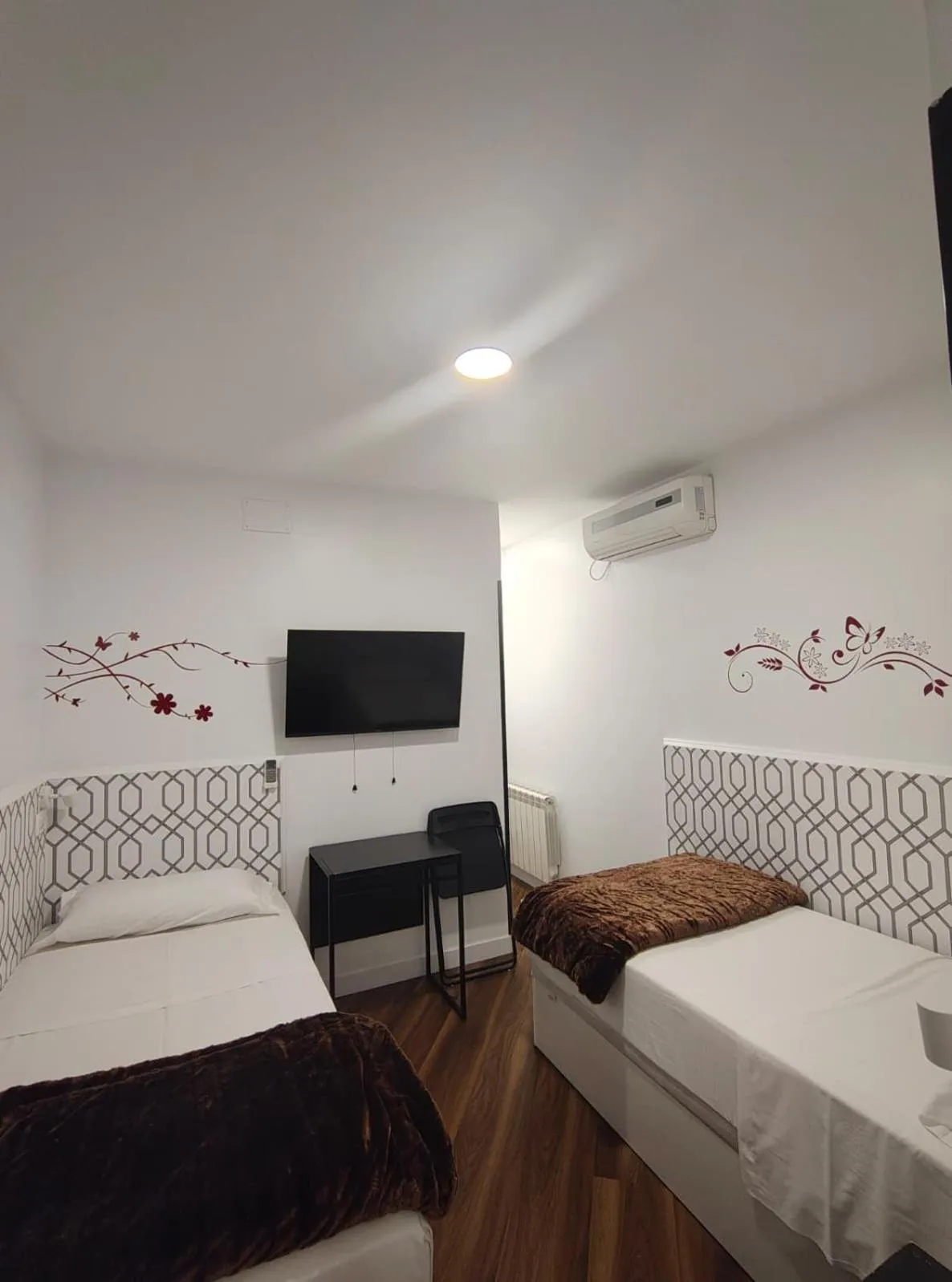 Bedroom, Bed in Hostal JQ Madrid 1