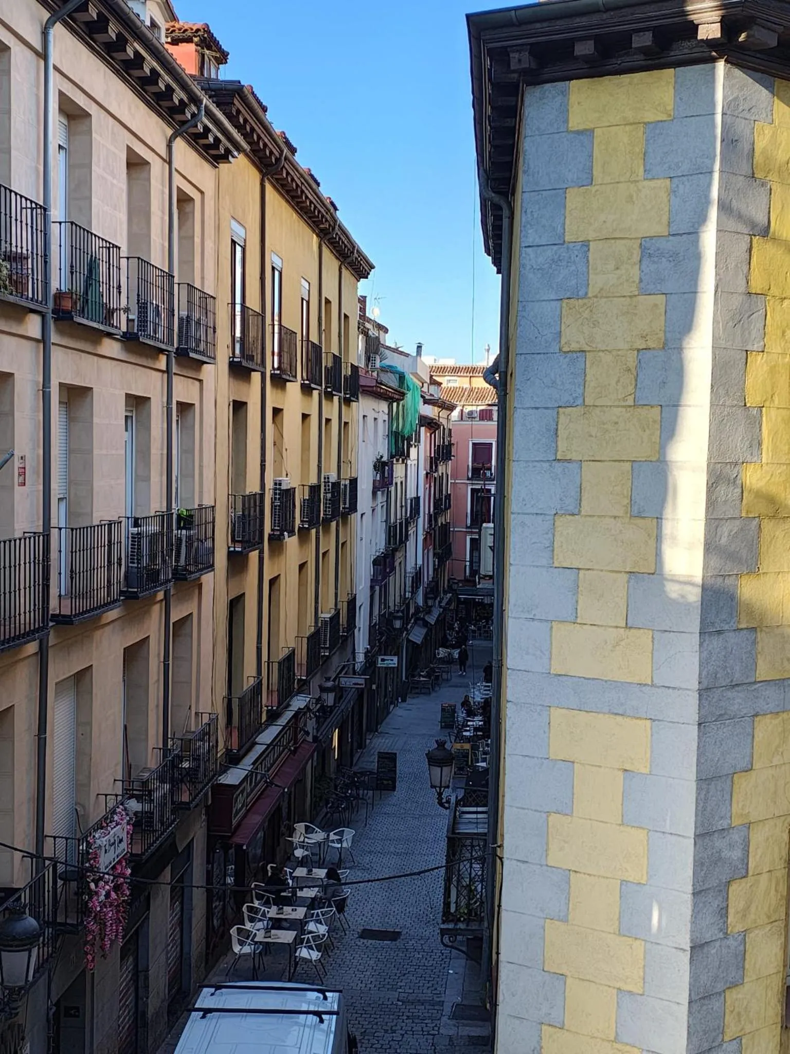 Property building in Hostal JQ Madrid 1