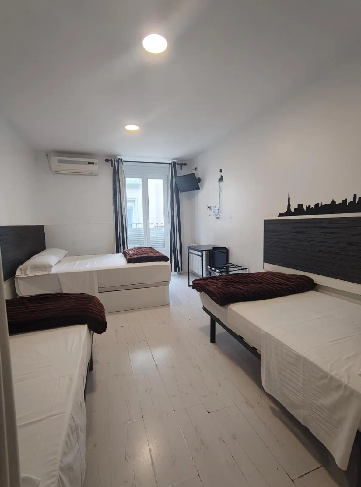 Bedroom, Bed in Hostal JQ Madrid 1