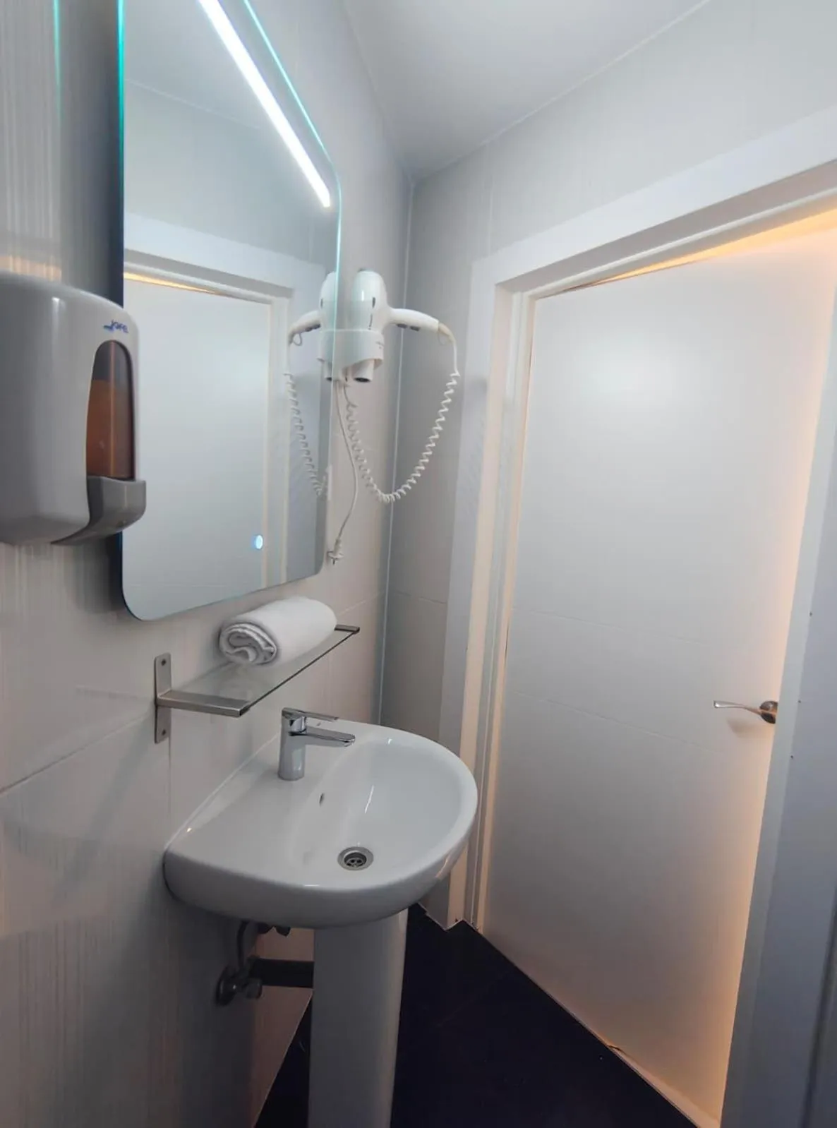 Bathroom in Hostal JQ Madrid 1