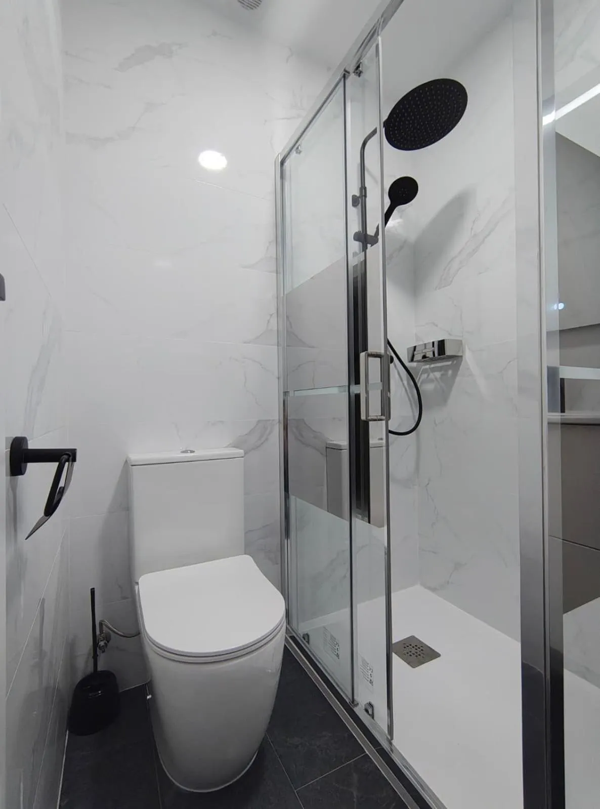 Shower in Hostal JQ Madrid 1