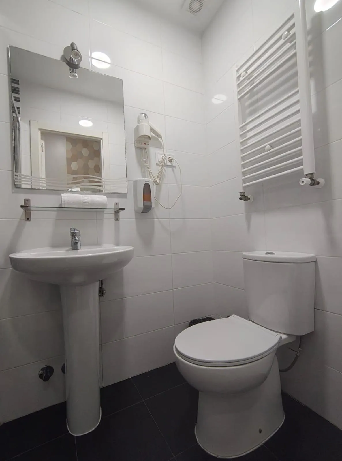 Shower in Hostal JQ Madrid 1