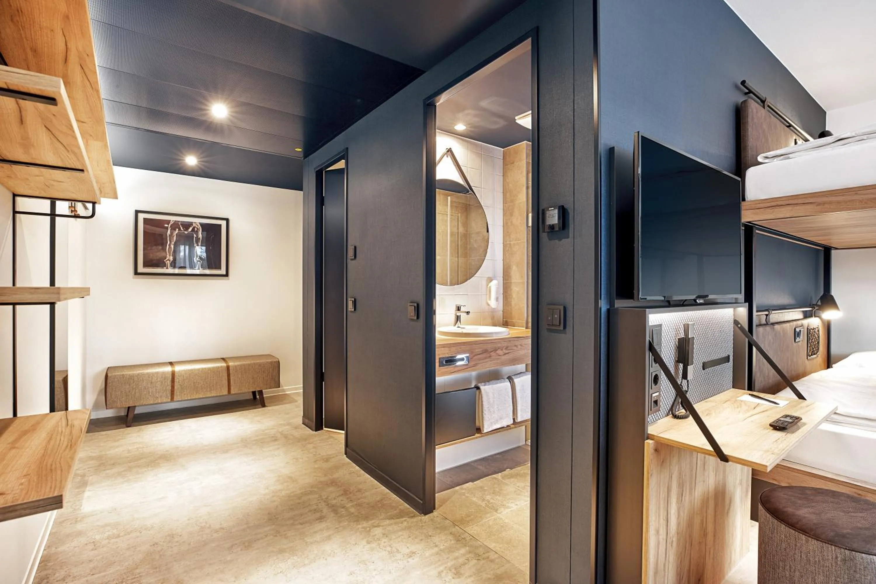 Bathroom, Bed in H2 Hotel München Olympiapark