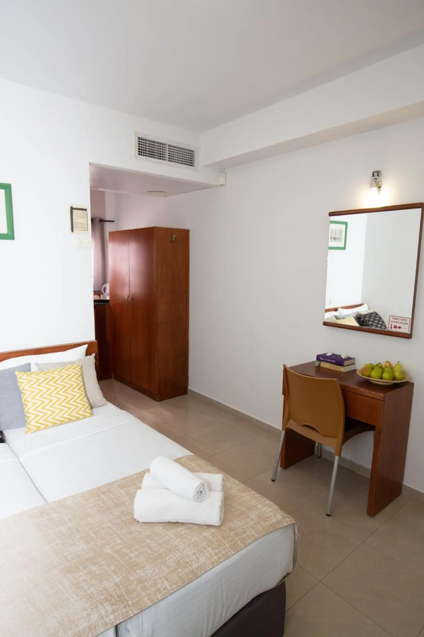 Photo of the whole room, Bed in Motel Aviv