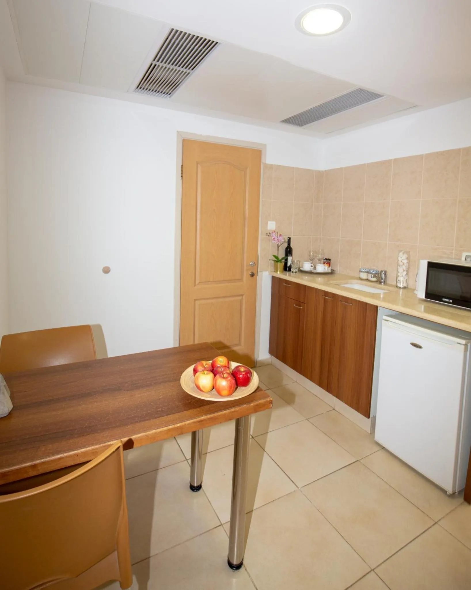 Kitchen or kitchenette in Motel Aviv