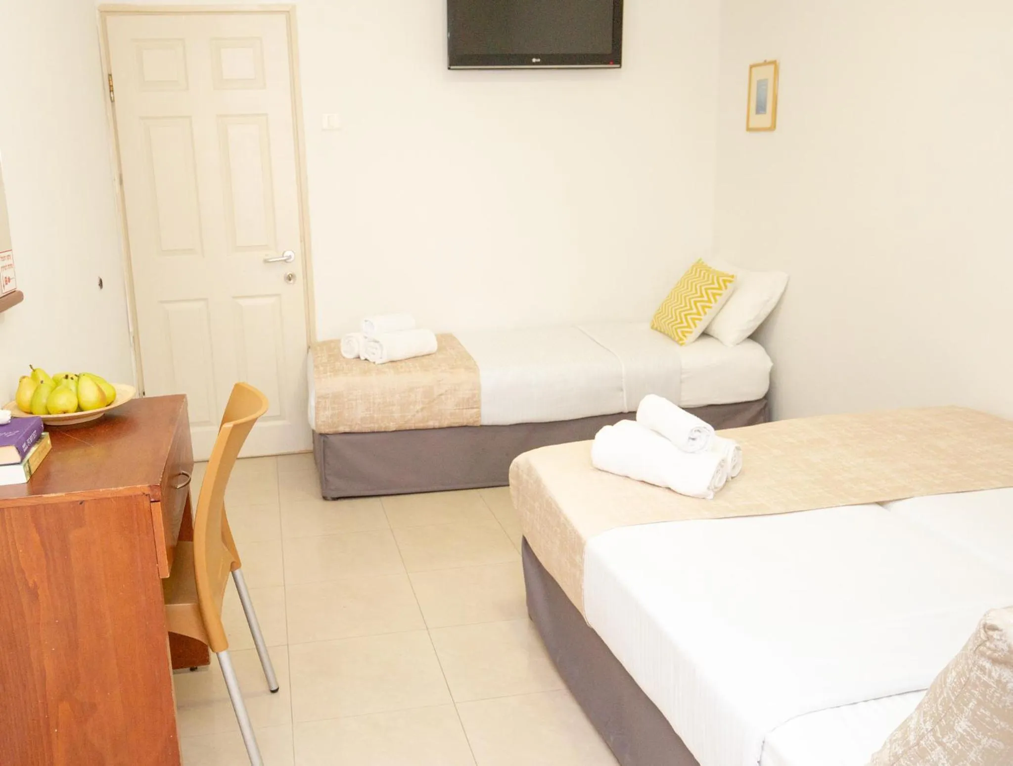 Photo of the whole room, Bed in Motel Aviv