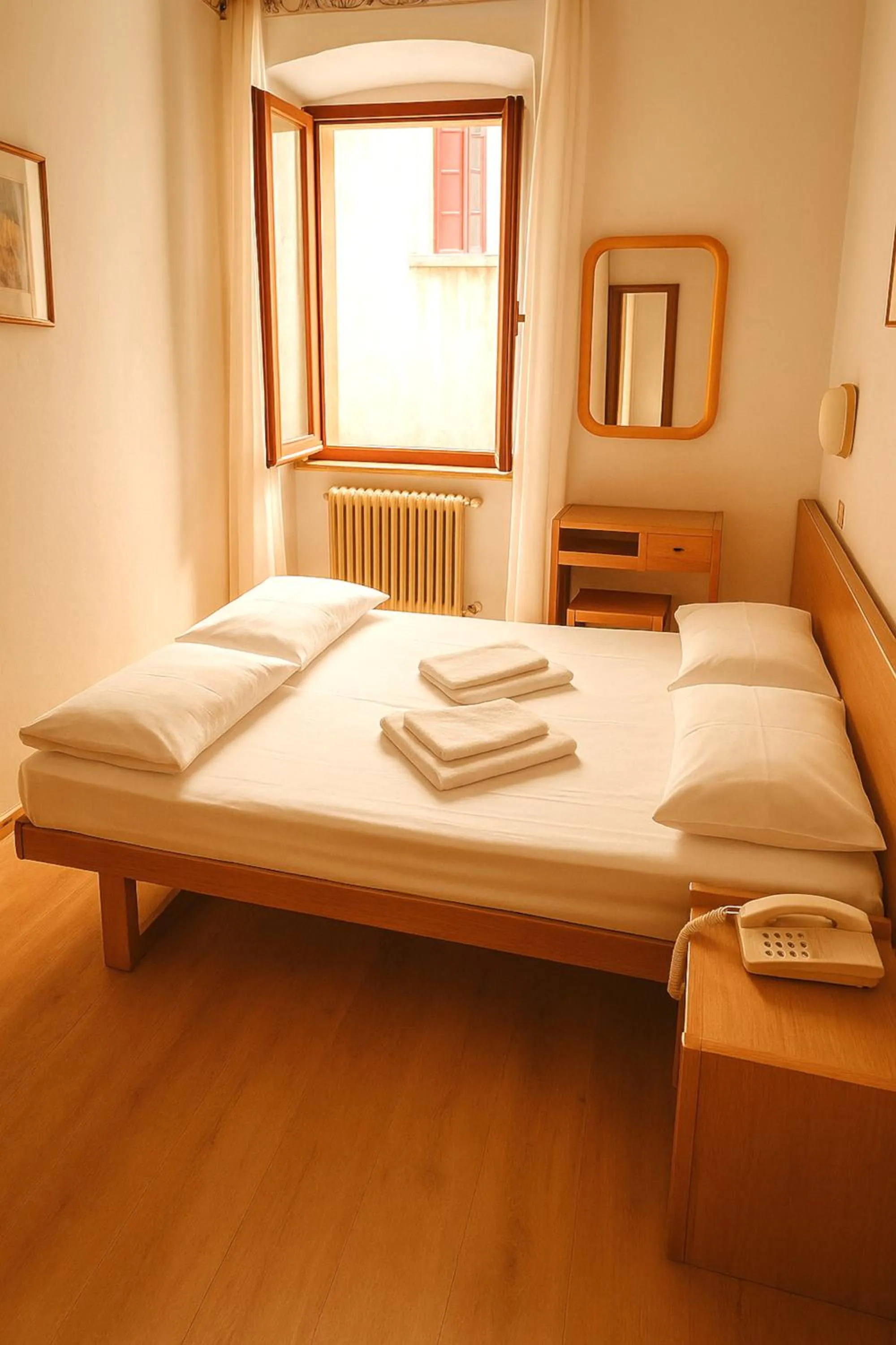 Bedroom, Bed in Hotel Modena old town