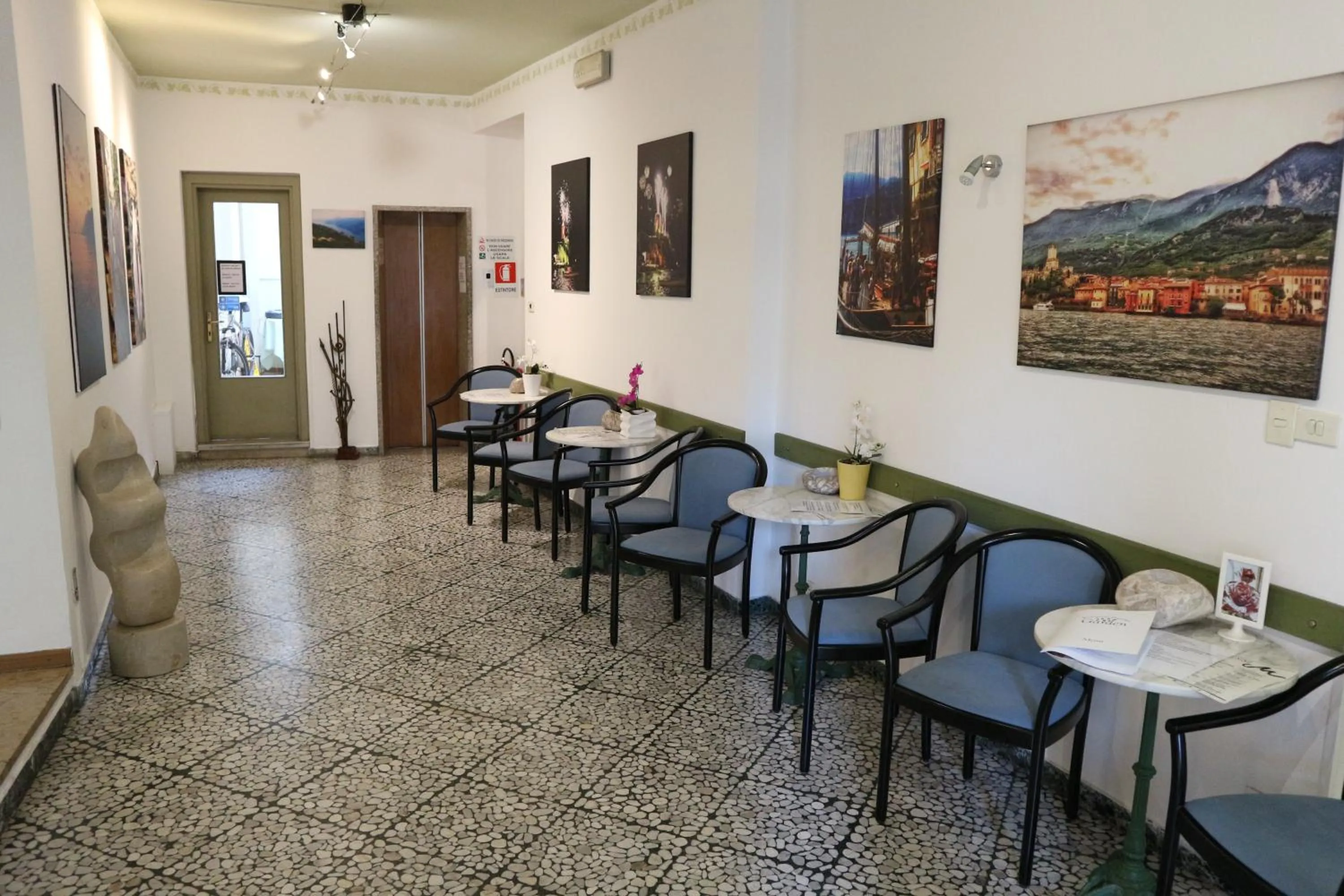 Lobby or reception in Hotel Modena old town